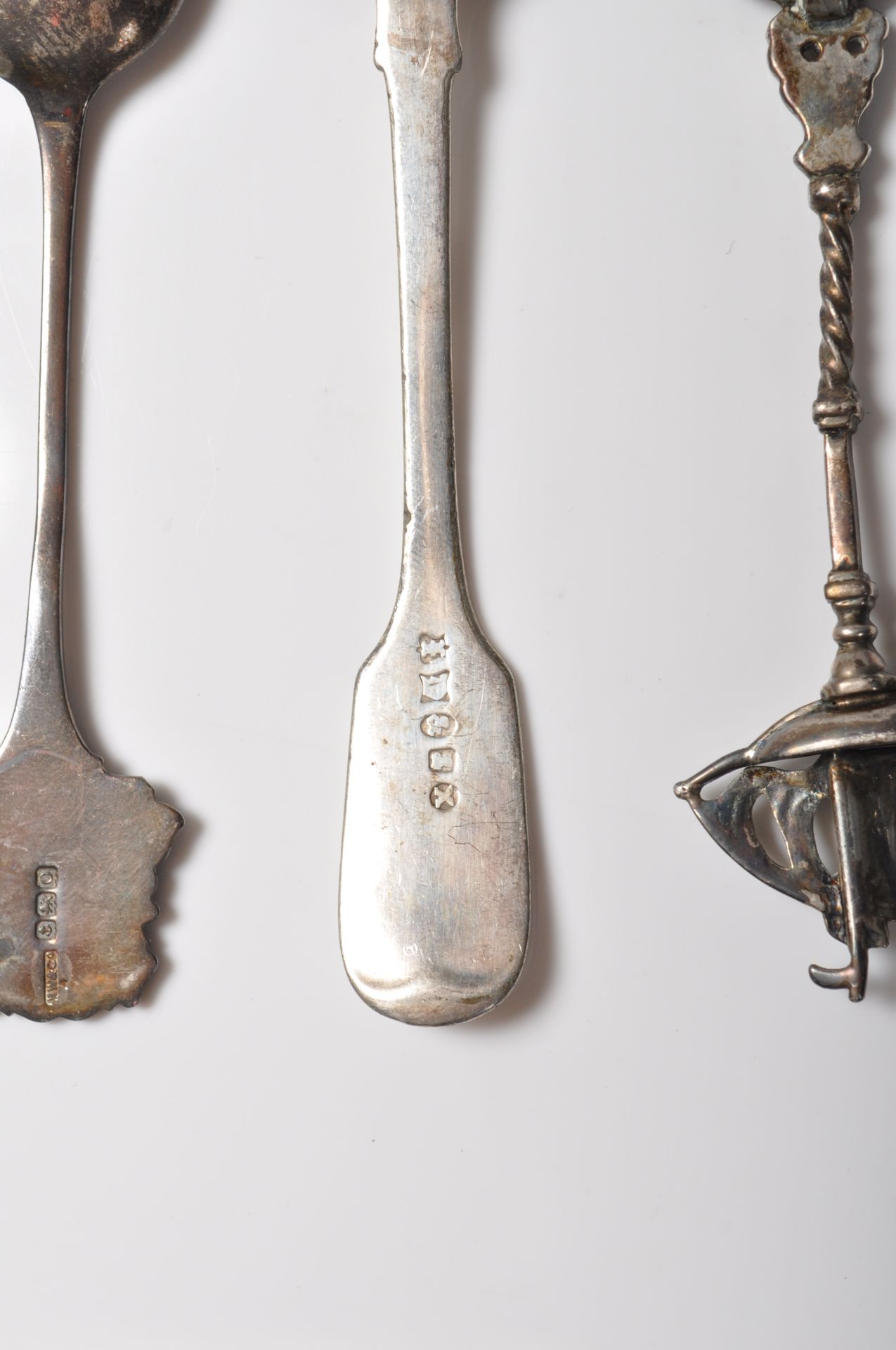 FIVE ANTIQUE & 20TH CENTURY SILVER SPOONS - Bild 6 aus 7