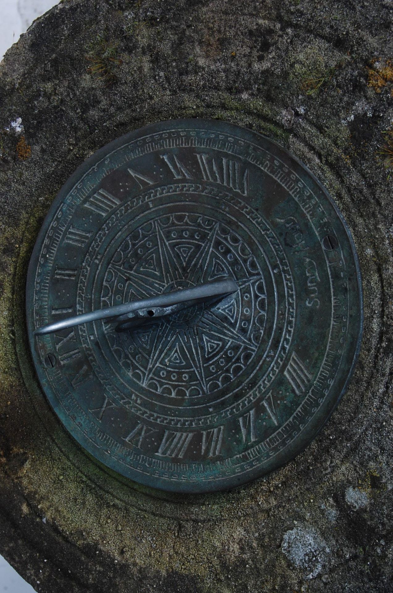 LATE 20TH CENTURY COMPOSITE GARDEN STONE SUNDIAL - Bild 3 aus 6