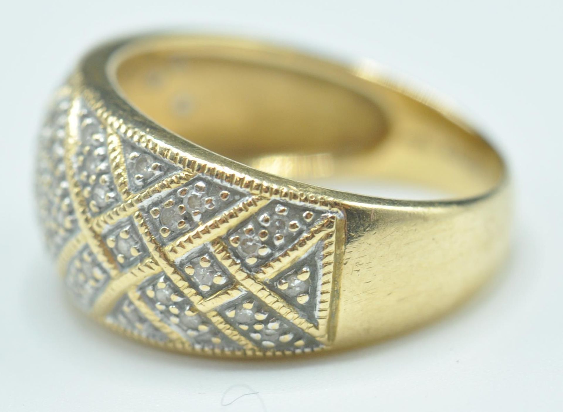 18CT GOLD AND DIAMOND DOME RING - Image 3 of 8