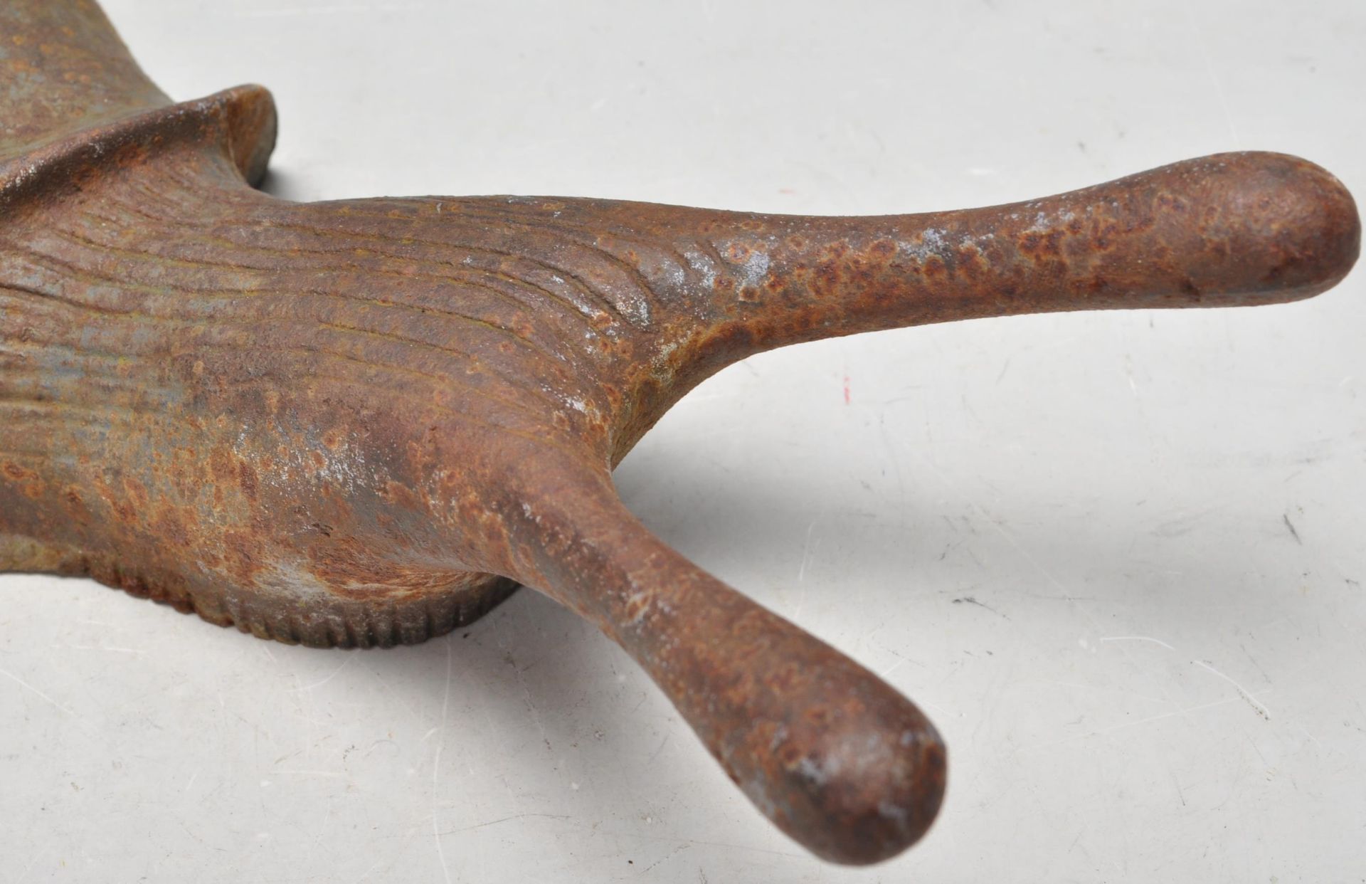 EARLY 20TH CENTURY CAST IRON BOOT JACK IN THE FORM OF A SNAIL - Bild 2 aus 7