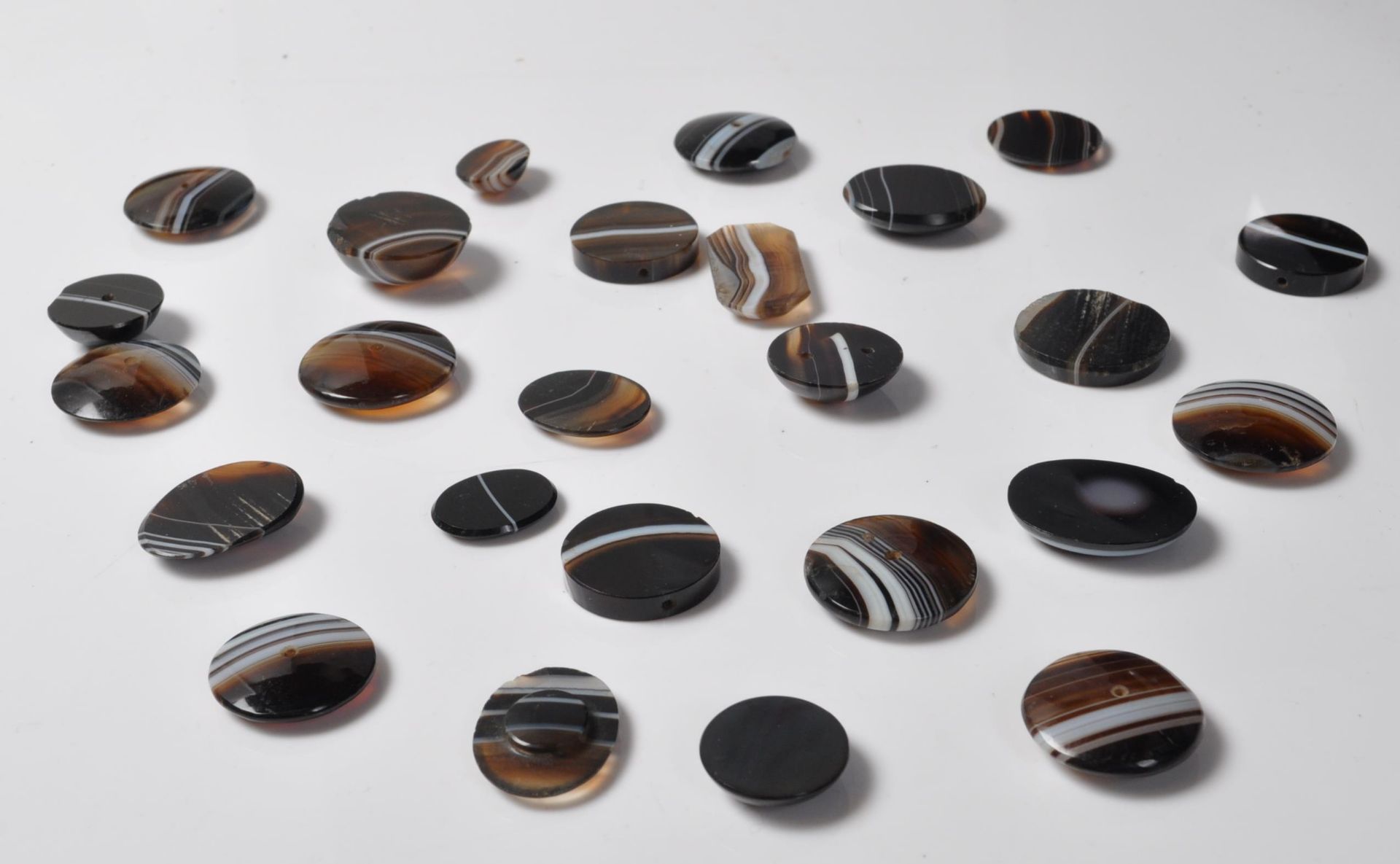 TWENTY FIVE VICTORIAN BANDED AGATE STONES - Image 2 of 6