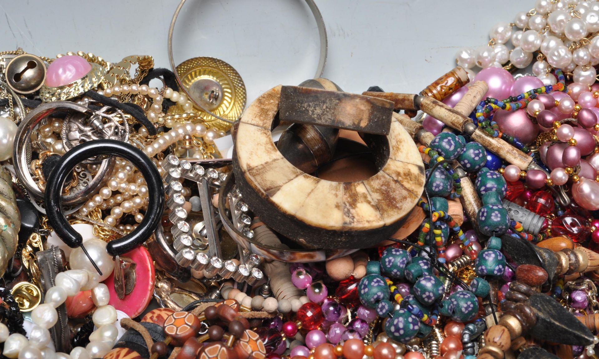 LARGE QUANTITY OF VINTAGE LATE 20TH CENTURY COSTUME JEWELLERY - Image 8 of 13