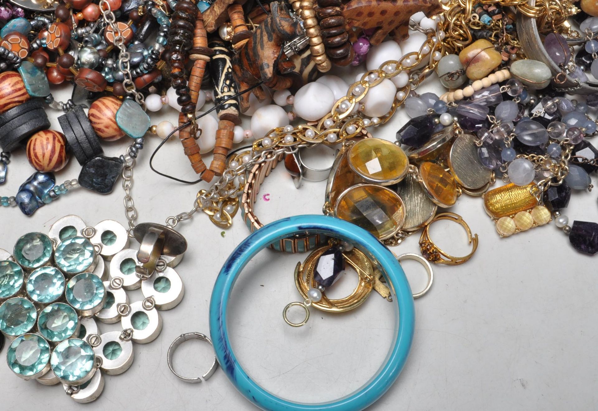 LARGE QUANTITY OF VINTAGE LATE 20TH CENTURY COSTUME JEWELLERY - Bild 6 aus 13