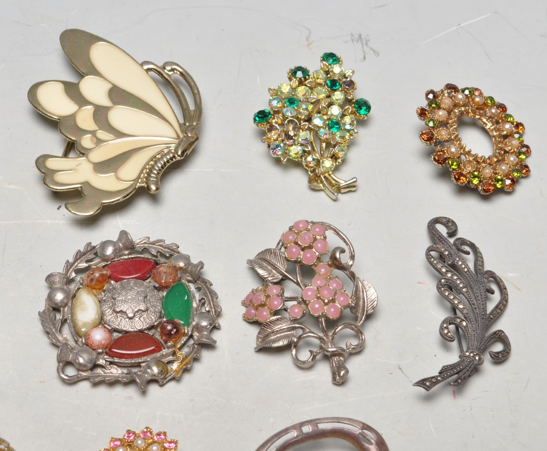COLLECTION OF VINTAGE 20TH CENTURY COSTUME JEWELLERY - Image 2 of 6
