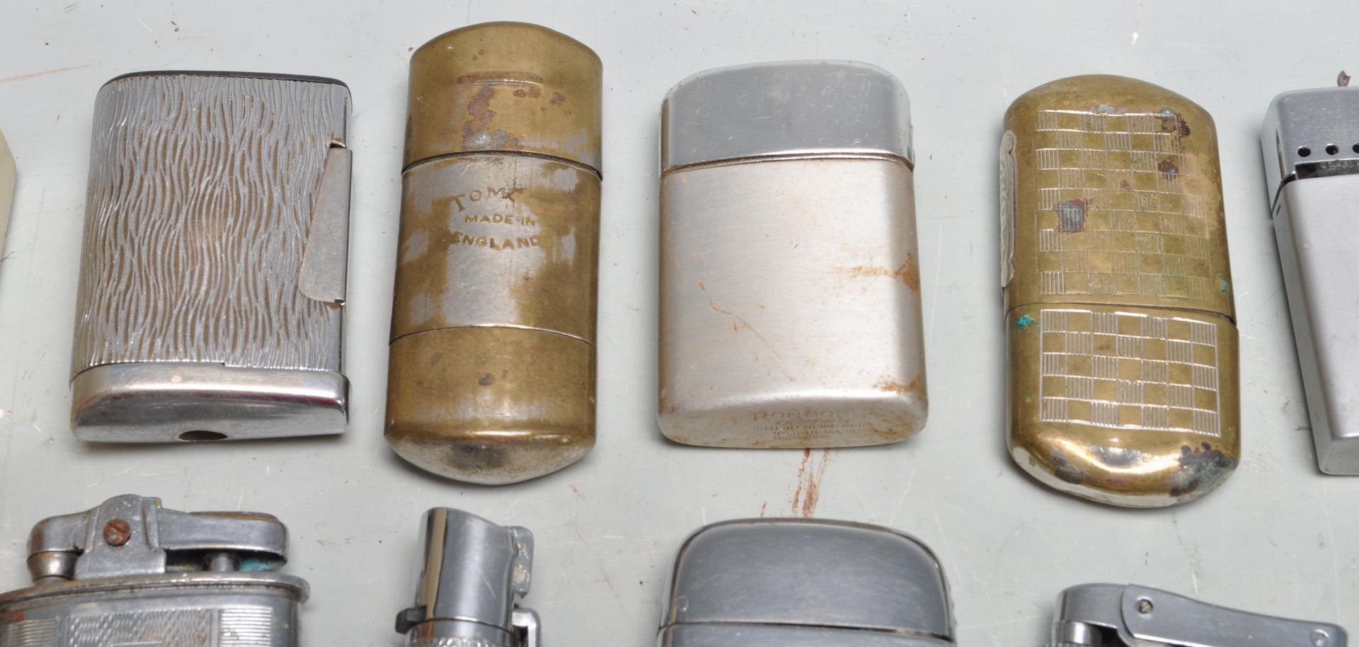 COLLECCTION OF MIXED CIGARETTE AND TABLE LIGHTERS - Bild 6 aus 12