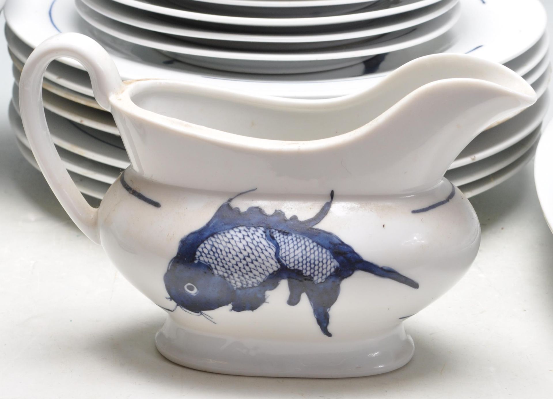 MID 20TH CENTURY RAOPING KOI CARP BLUE AND WHITE DINNER SERVICE - Bild 2 aus 9