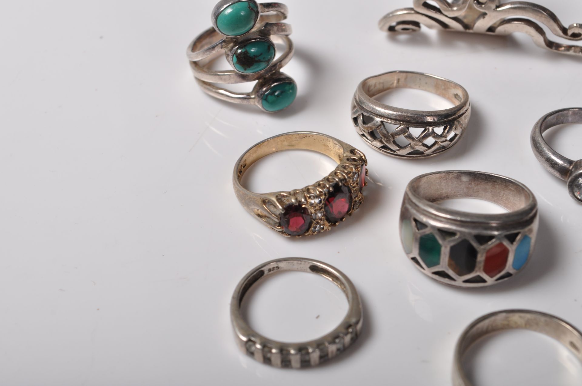 NINE MIXED CONTEMPORARY SILVER RINGS - Bild 4 aus 8