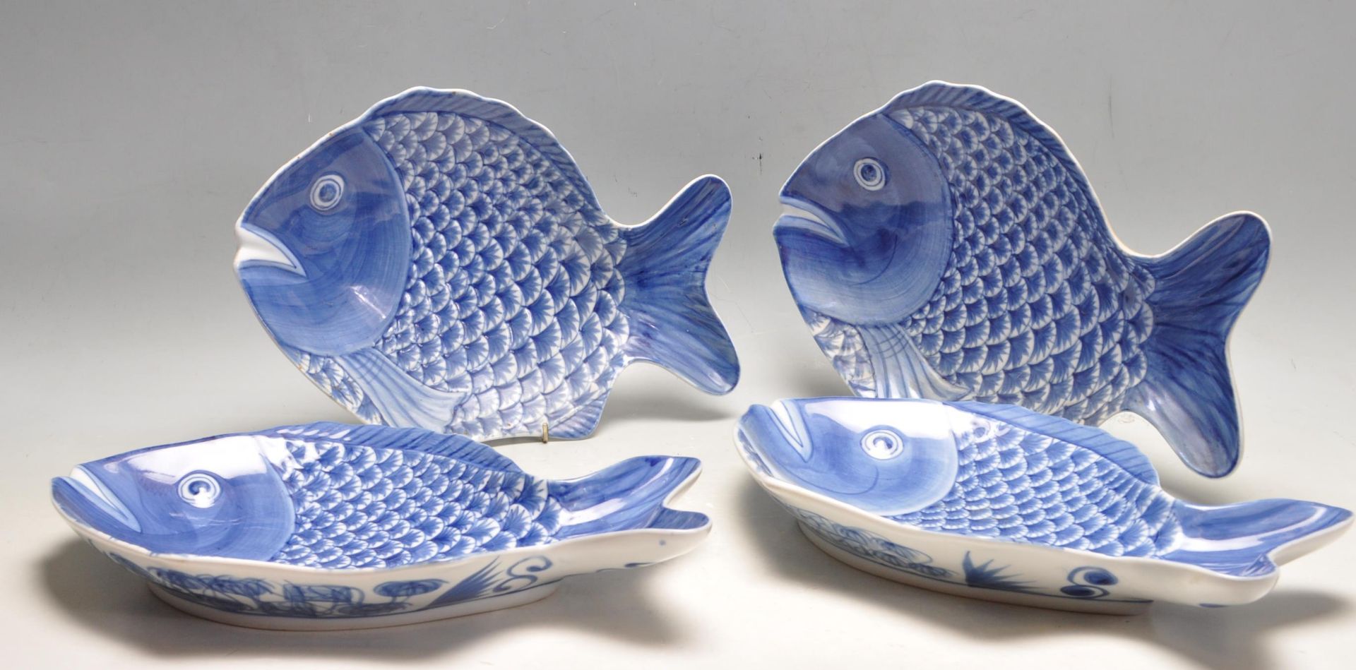 SET OF FOUR BLUE AND WHITE CHINESE FISH PLATES - Bild 4 aus 6