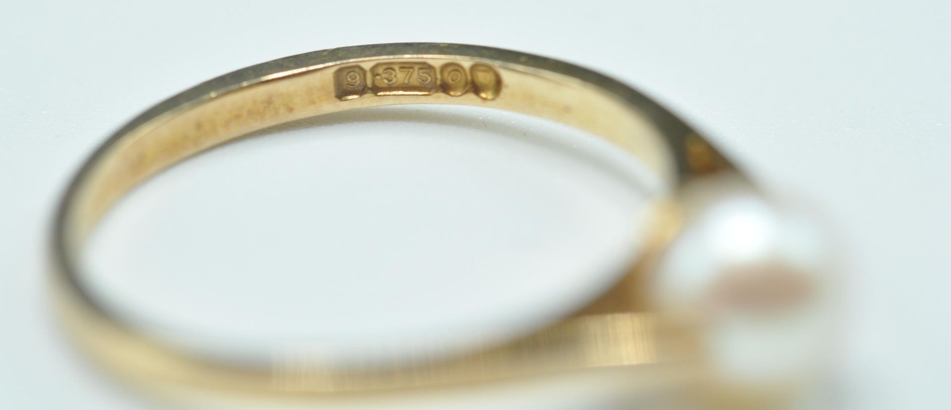 9CT GOLD AND SINGLE PEARL HALLMARKED RING - Image 5 of 6