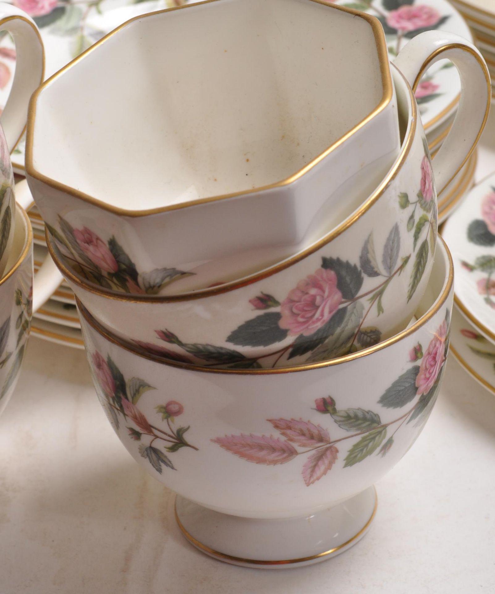 LARGE 20TH CENTURY WEDGEWOOD HATHAWAY ROSE TEA / DINNER SERVICE - Bild 13 aus 19