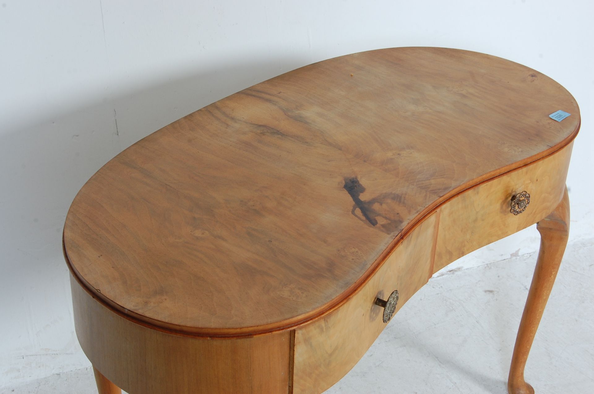 1950's QUEEN ANNE WALNUT KIDNEY SHAPE WRITING TABLE - Bild 3 aus 8