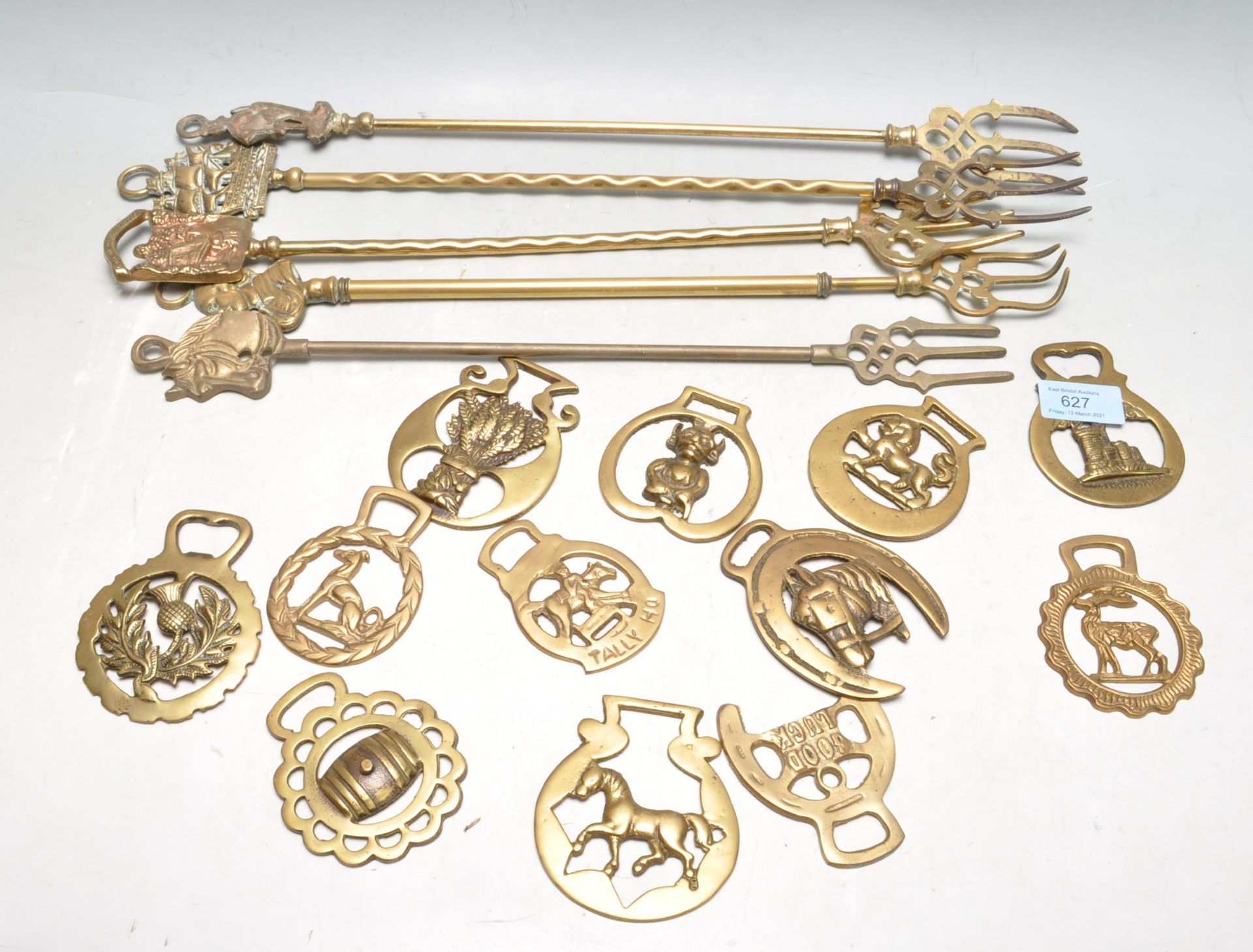 COLLECTION OF EARLY 20TH CENTURY HORSES BRASSES AND FIRE FORKS