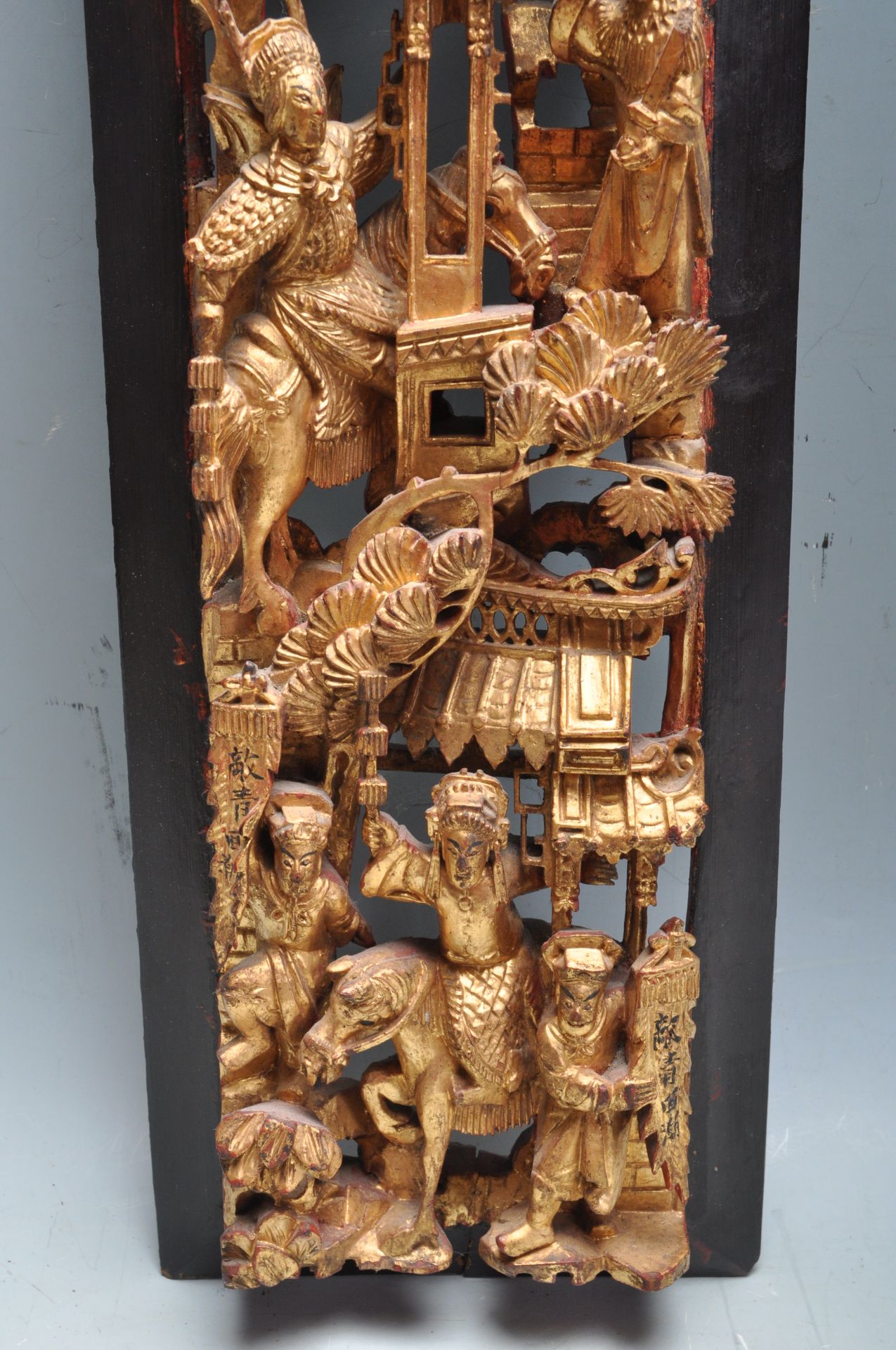 TWO ANTIQUE 19TH CENTURY QING PERIOD CARVED GILT PANELS - Bild 10 aus 10