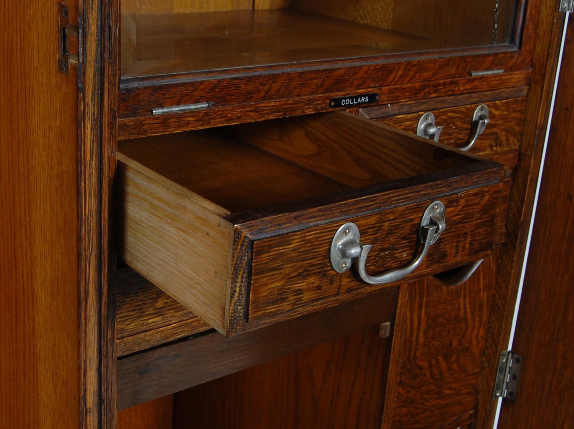 EARLY 20TH CENTURY DARK OAK FITTED DOUBLE WARDROBE - Bild 20 aus 22