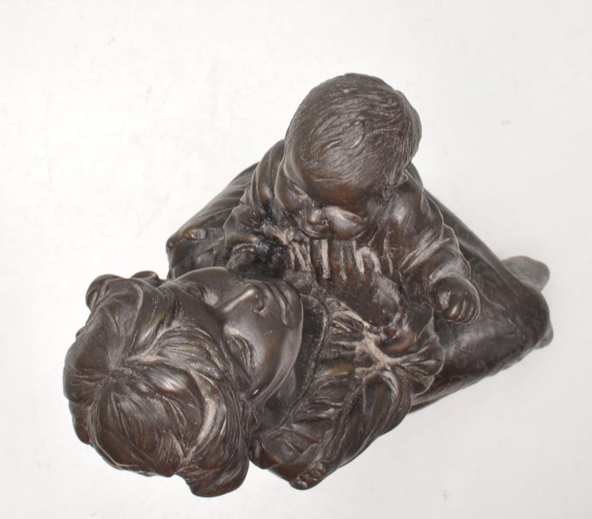 20TH CENTURY ANTIQUE STYLE BRONZED RESIN FIGURE OF A MOTHER AND CHILD. - Bild 8 aus 8