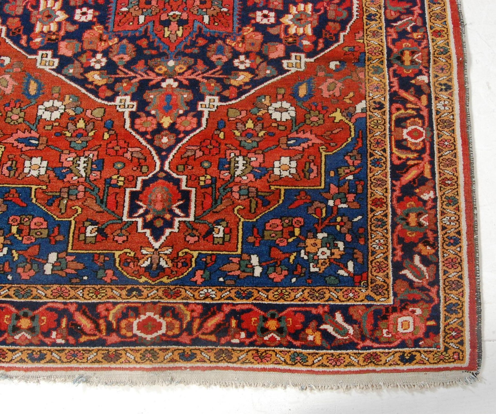 20TH CENTURY HAND WOVEN PERSIAN BAKHTIARI RUG - Bild 5 aus 10