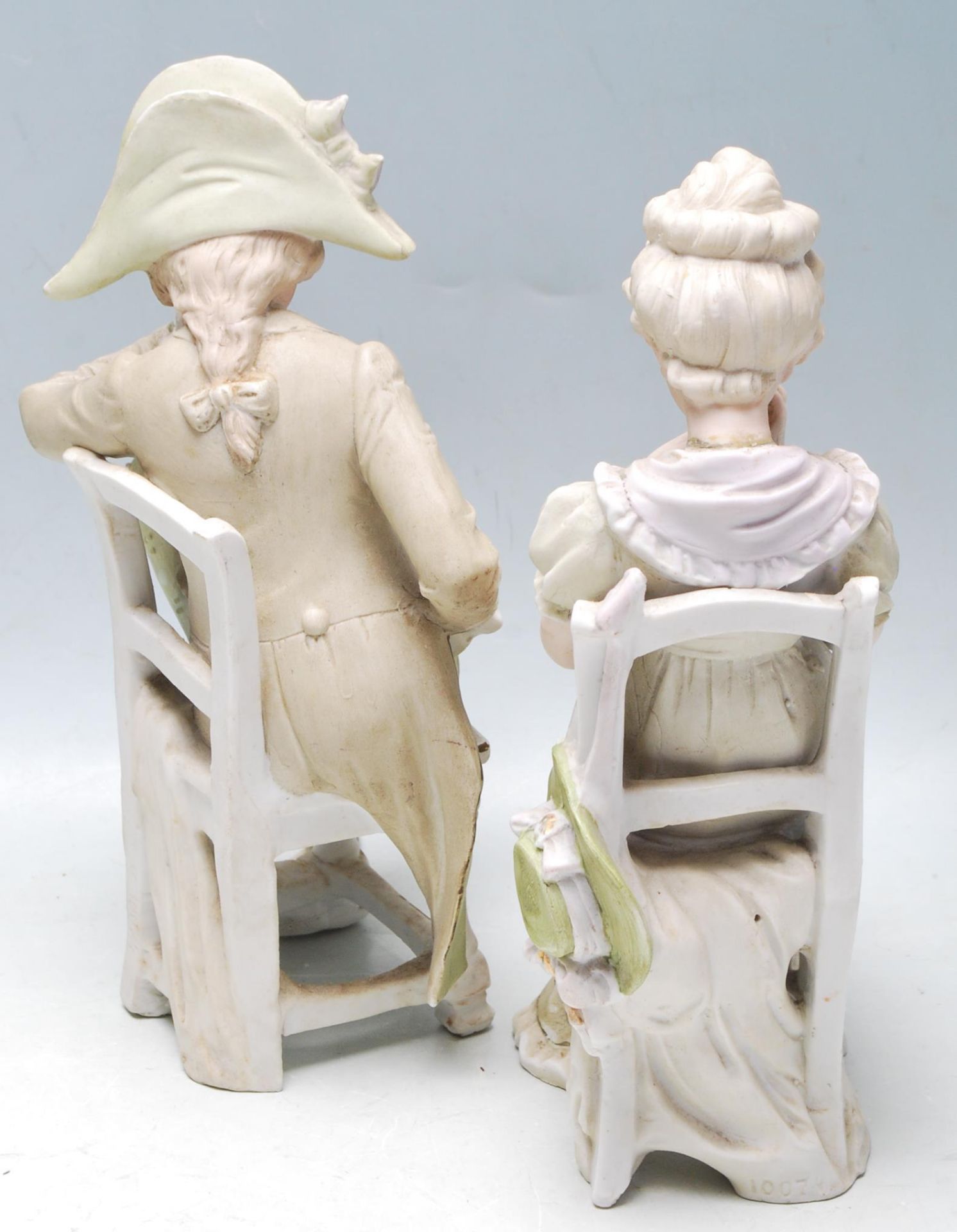 PAIR OF 20TH CENTURY BISQUE FIGURINES OF A COUPLE - Bild 3 aus 5