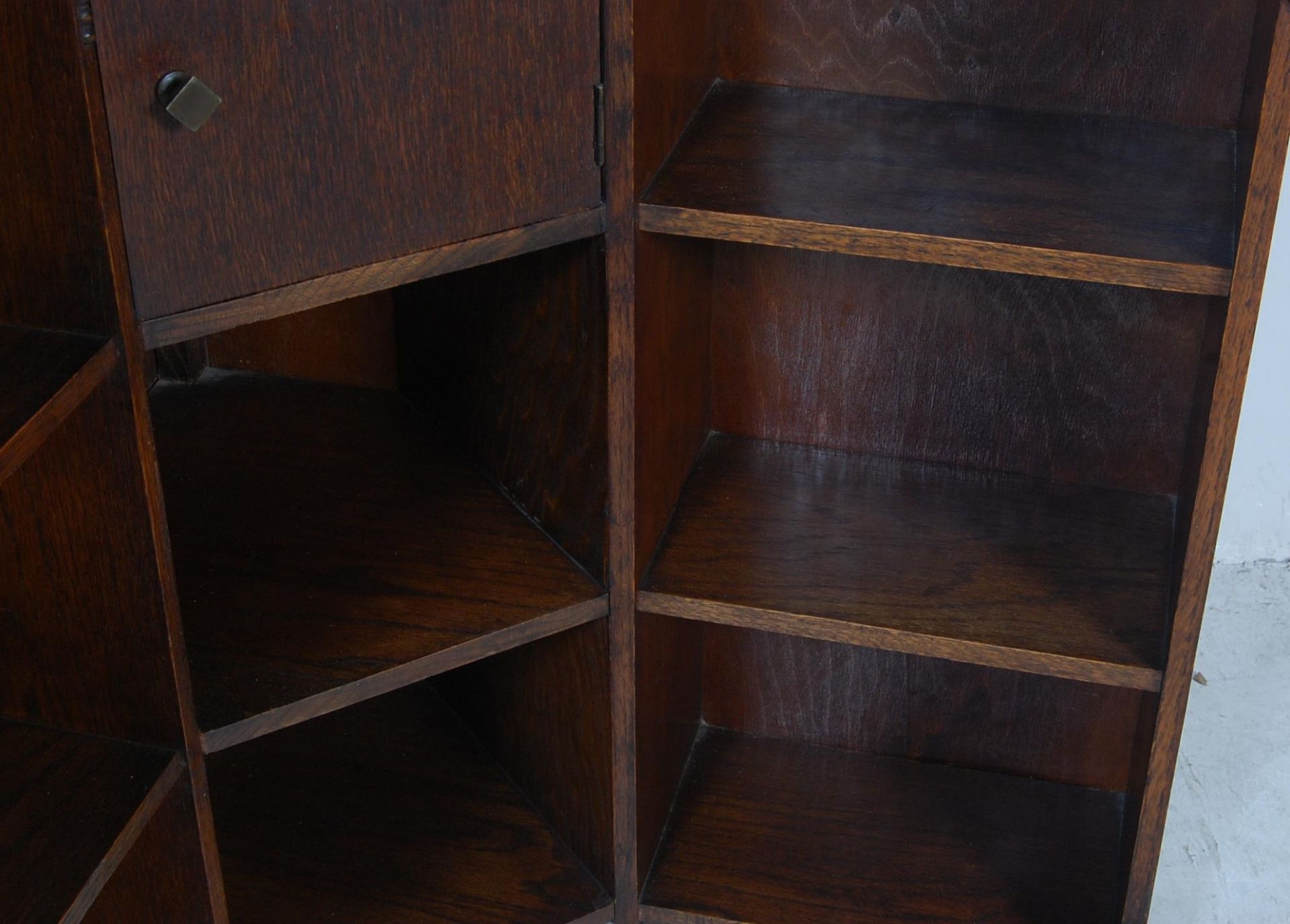 1930'S SOLID OAK CORNER BOOKCASE CABINET - SHELVES - Bild 6 aus 10