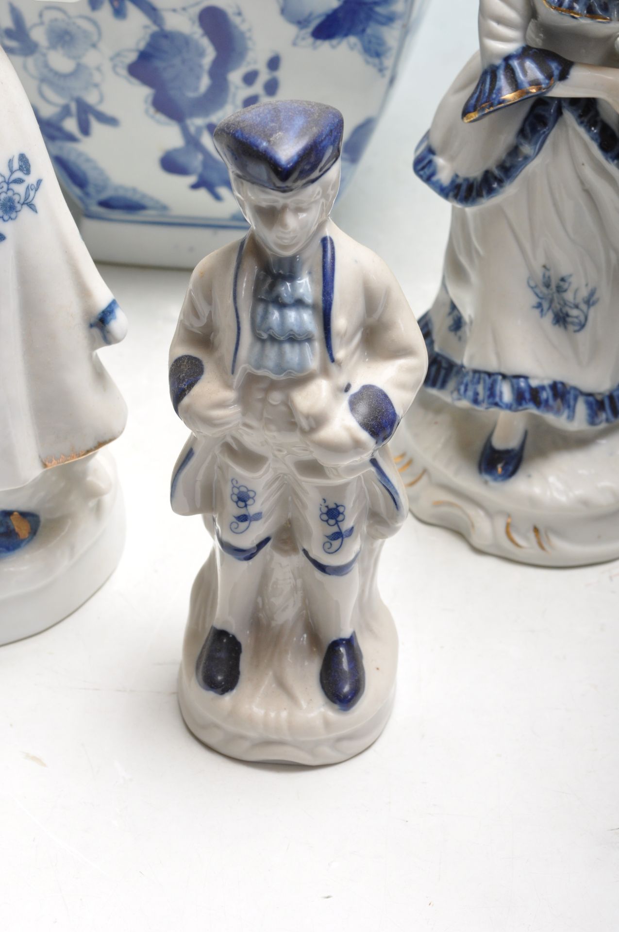 LARGE QUANTITY OF BLUE AND WHITE CERAMIC WARE / FIGURINES - Bild 3 aus 14