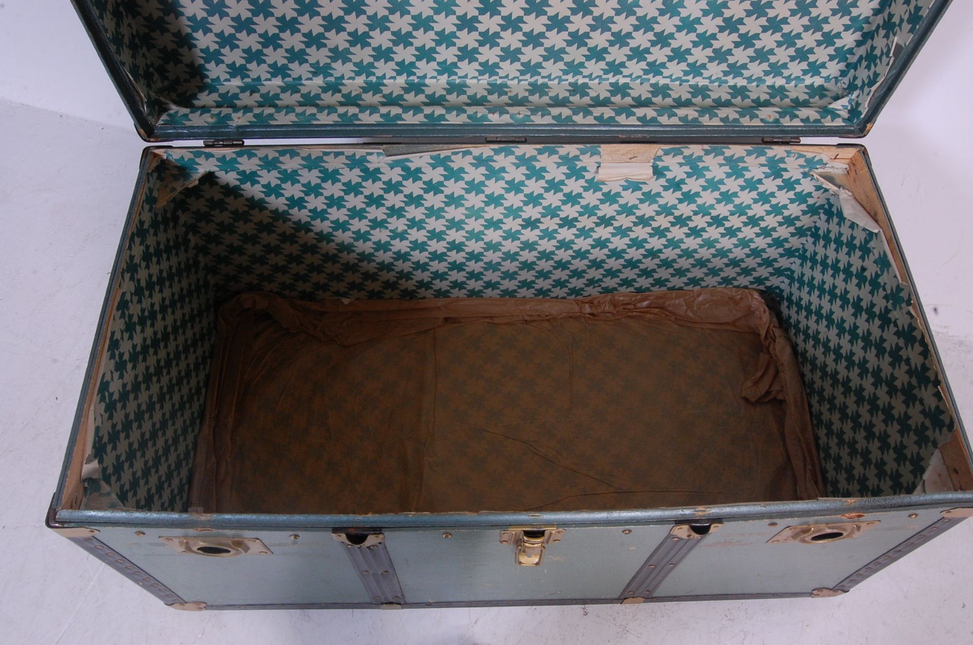 EARLY 20TH CENTURY FAUX SHAGRIN STEAMER TRUNK CHEST - Bild 7 aus 7