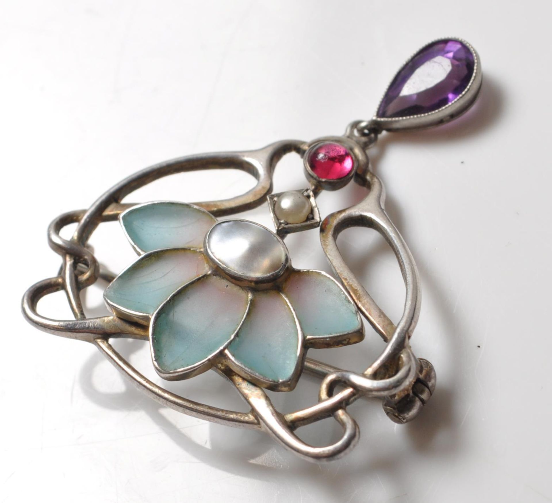 ART NOUVEAU SILVER AND PILQIE A JOUR BROOCH - Image 2 of 6