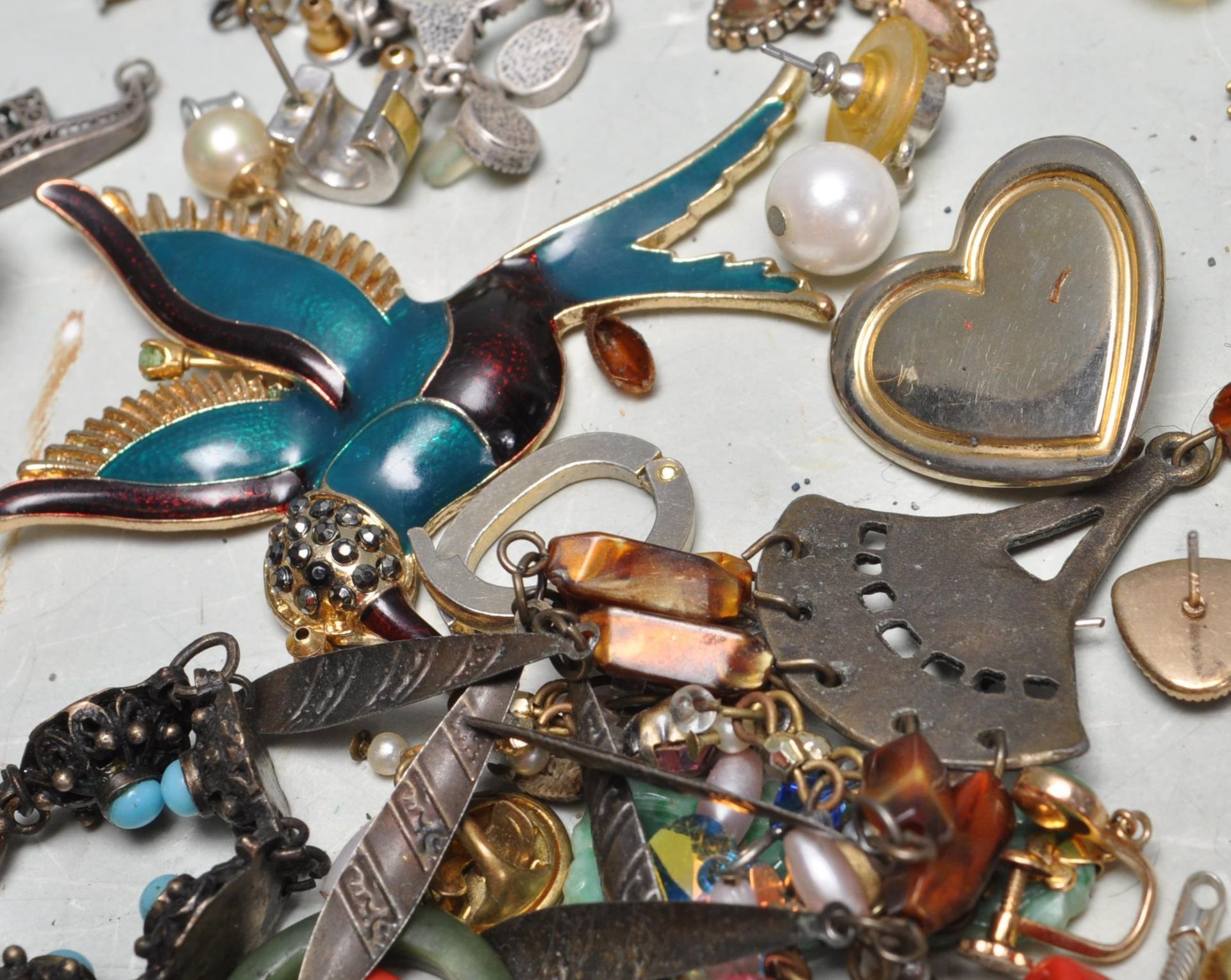 COLLECTION OF LATE 20TH CENTURY VINTAGE COSTUME JEWELLERY - Bild 9 aus 9