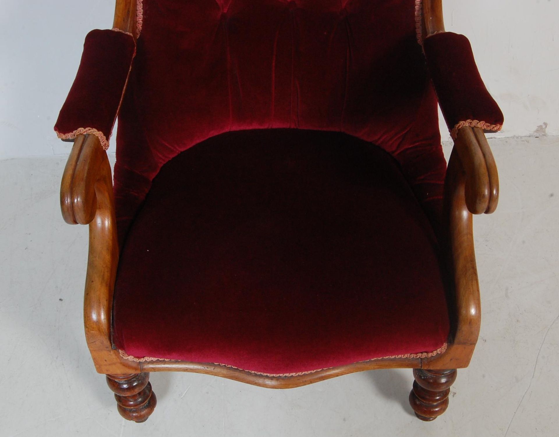 19TH CENTURY VICTORIAN MAHOGANY SPOON BACK ARMCHAIR - Bild 4 aus 8