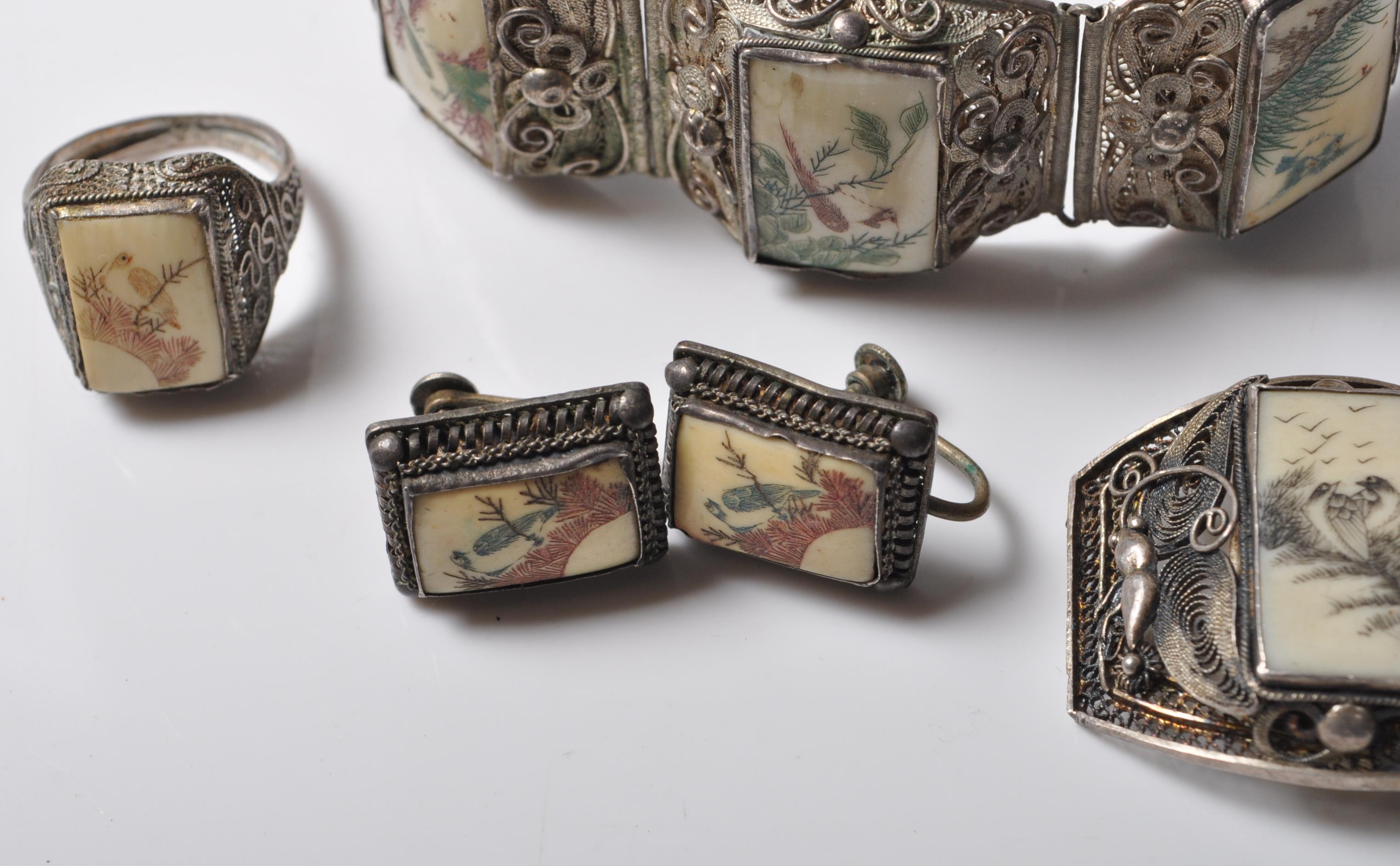 AN EARLY 20TH CENTURY CHINESE SILVER FILIGREE JEWLLERY SET - Image 3 of 6