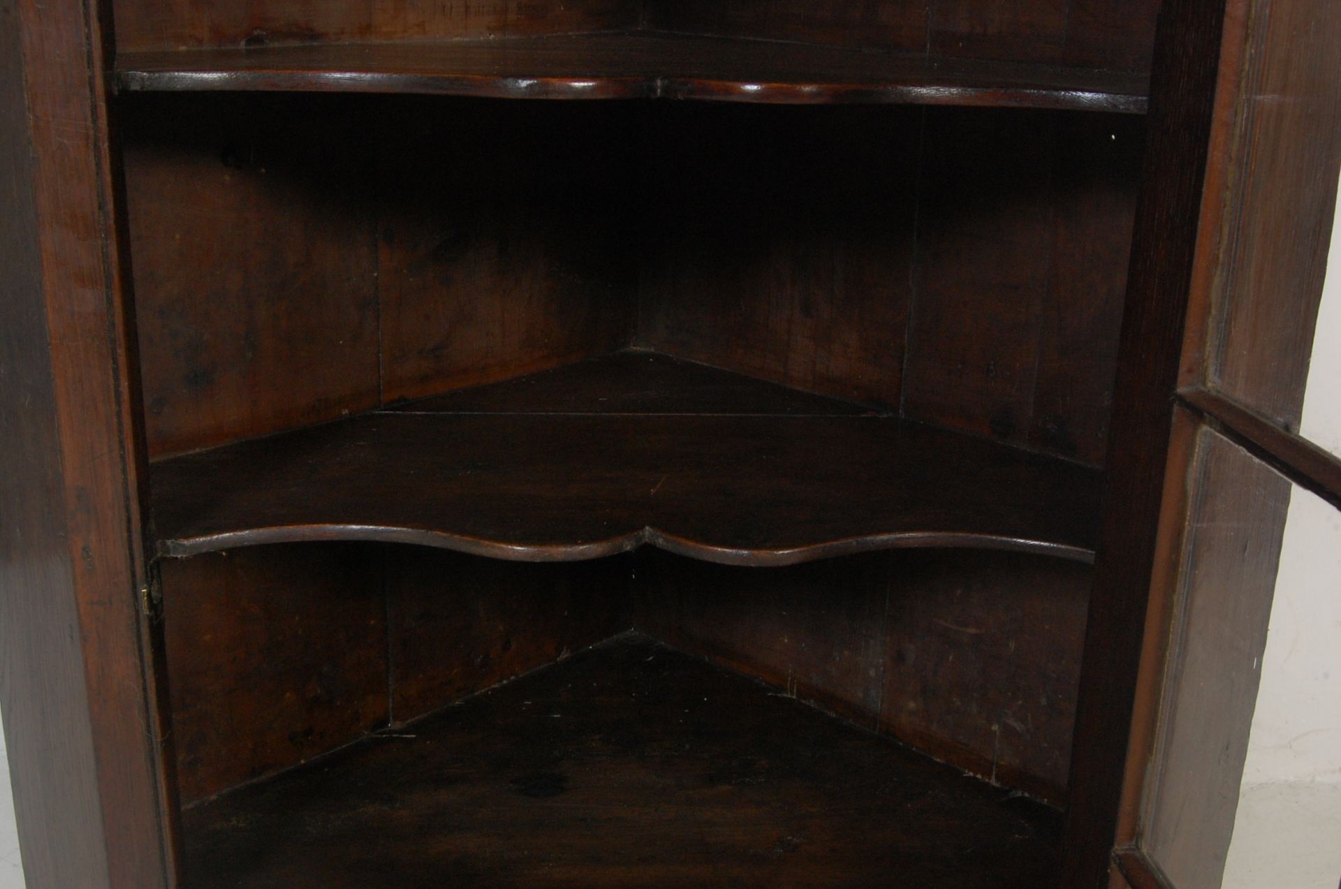 GEORGE III 19TH CENTURY GLAZED OAK CORNER CUPBOARD - Bild 6 aus 8