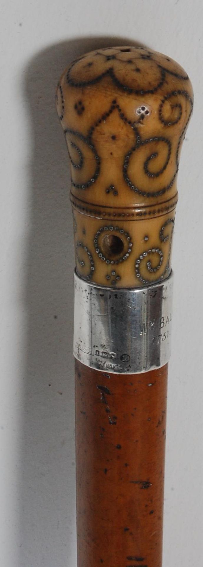 A 20TH CENTURY MALACCA AND BONE WALKING STICK WITH HALLMARKED SILVER COLLAR. - Bild 2 aus 7