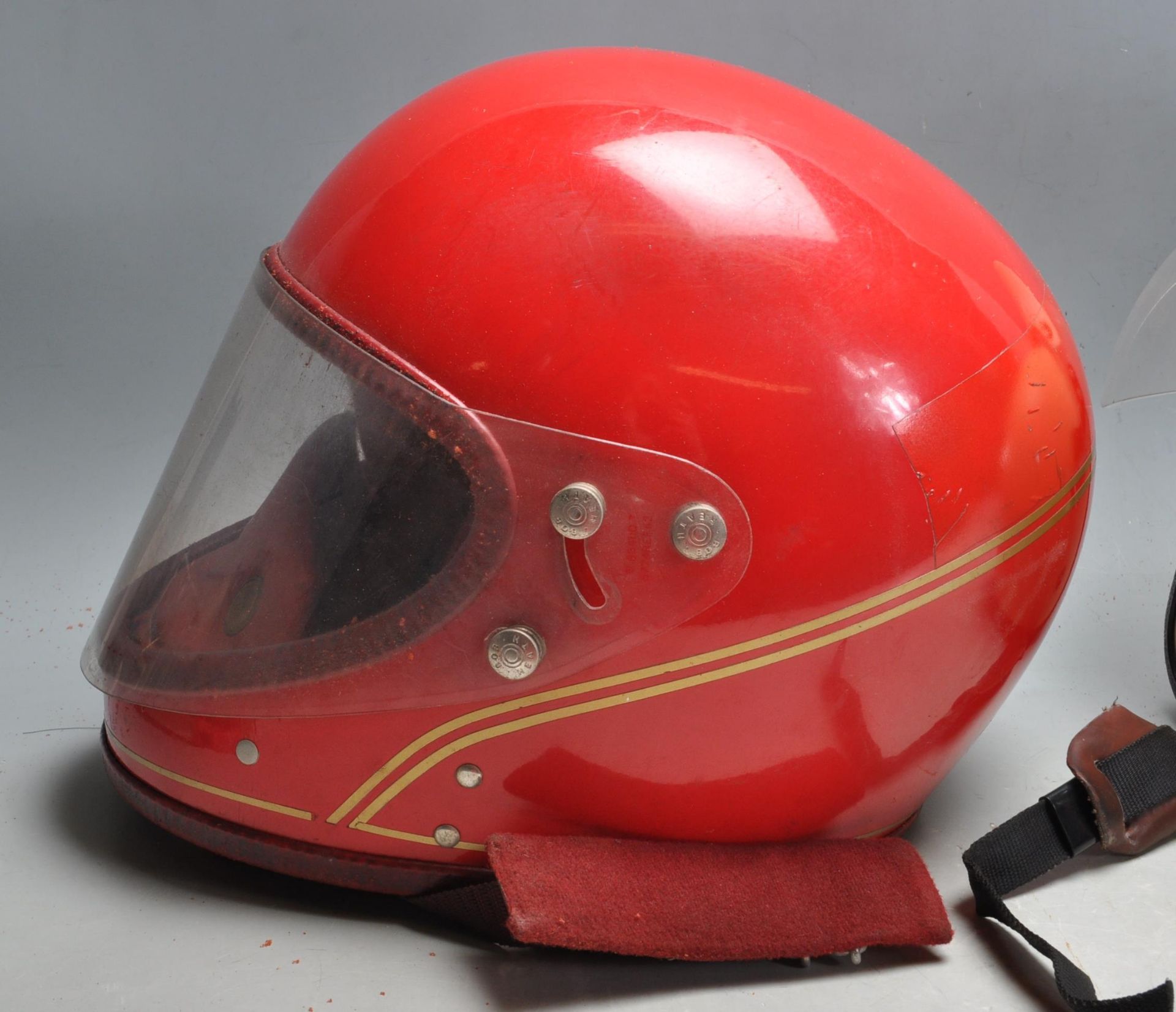 TWO VINTAGE 20TH CENTURY MOTORCYCLE HELMETS - Bild 6 aus 7