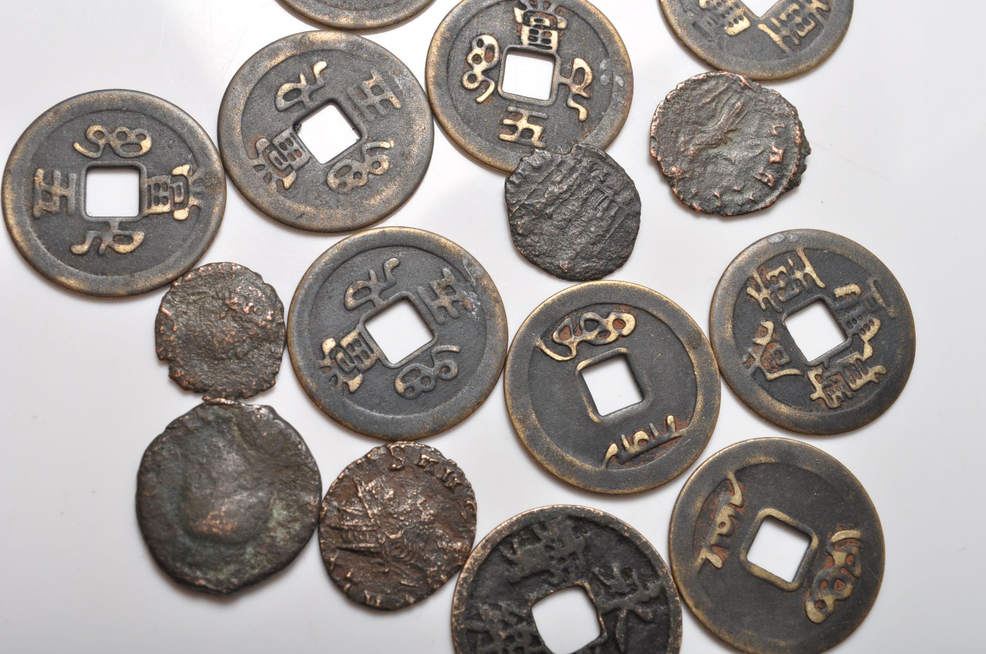 COLLECTION OF ANCIENT AND LATER ROMAN / CHINESE COINS - Bild 3 aus 8