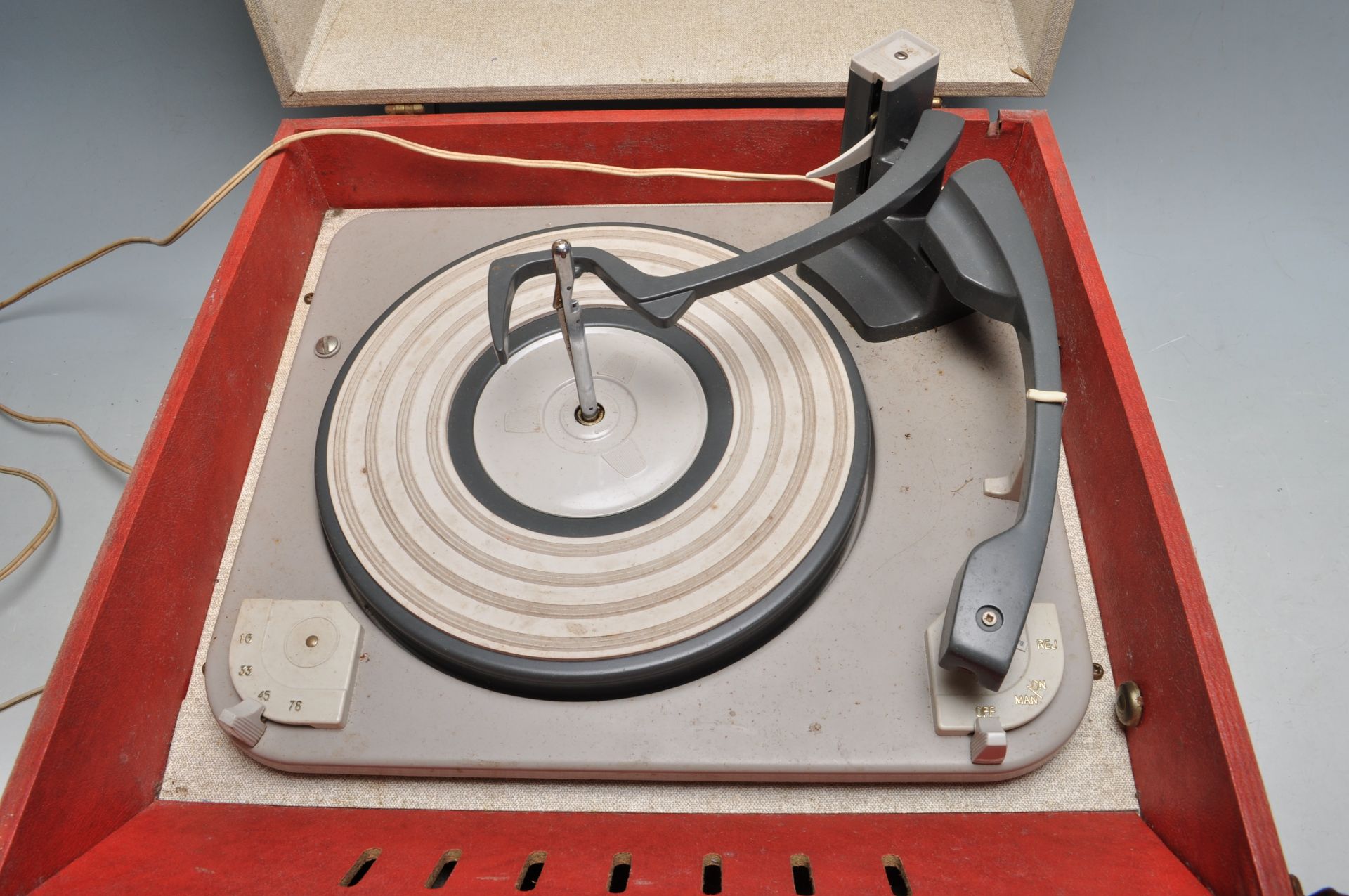 A VINTAGE RETRO ELIZABETHAN POP TEN RECORD PLAYER IN RED AND CREAM - Image 2 of 6