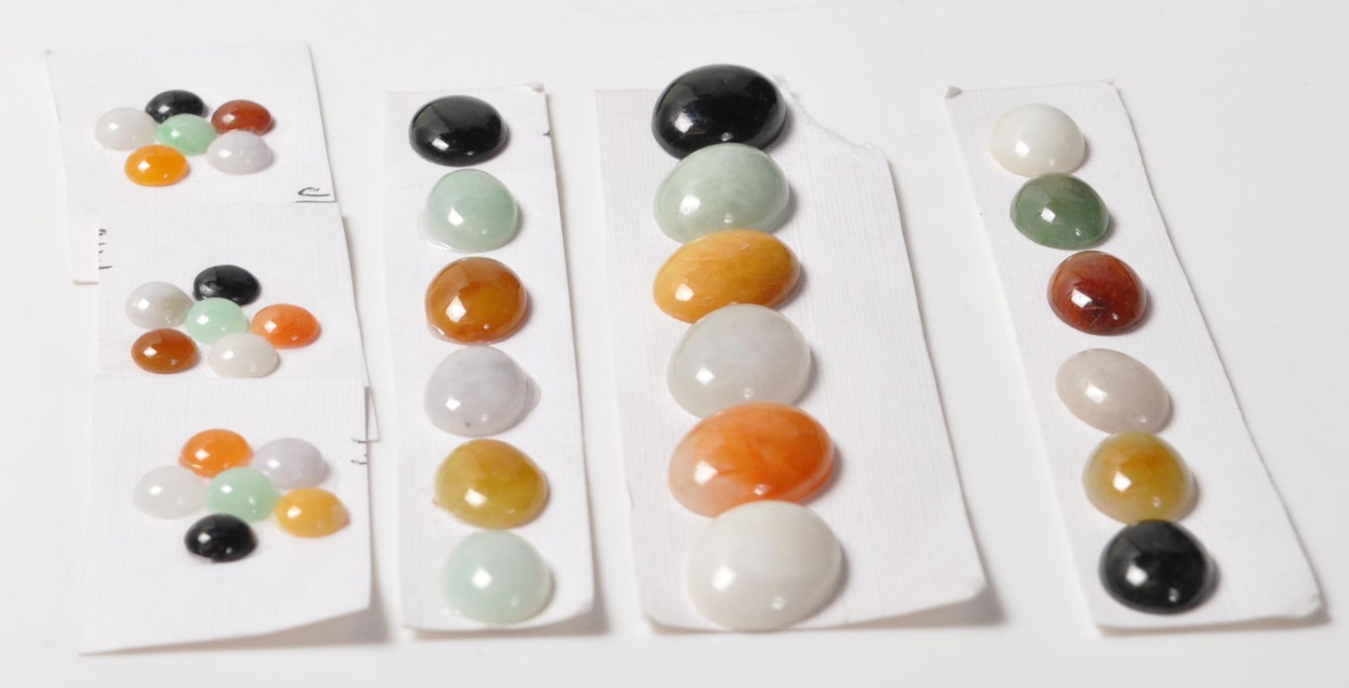 GROUP OF MIXED JADE CABOCHONS - Bild 6 aus 6