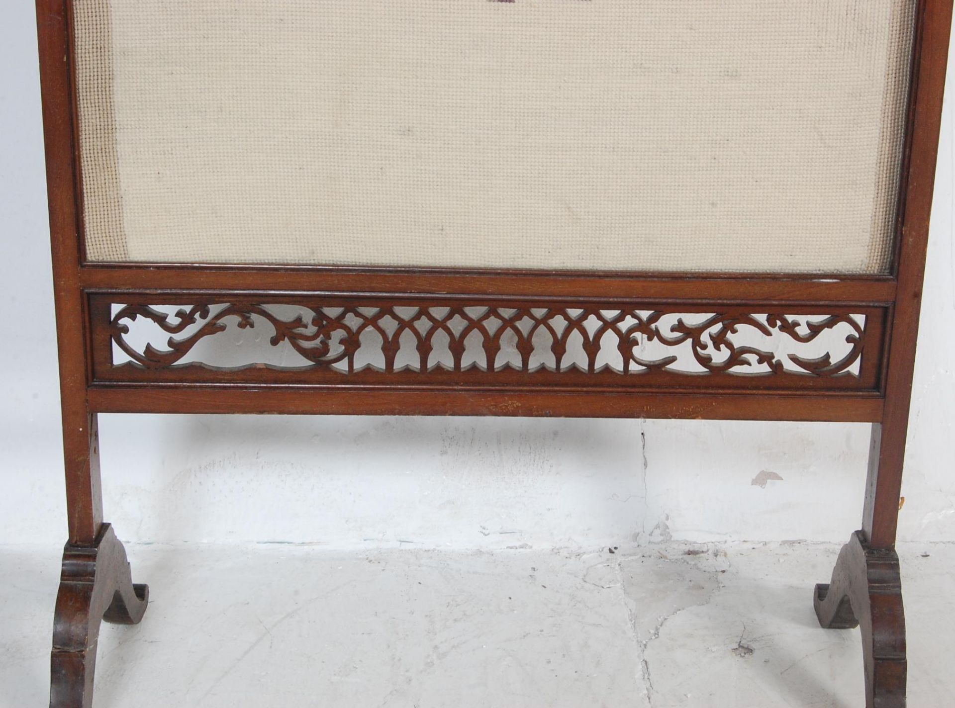 EDWARDIAN MAHOGANY FIRE SCREEN AND BRASS CANDLESTICKS - Bild 4 aus 7