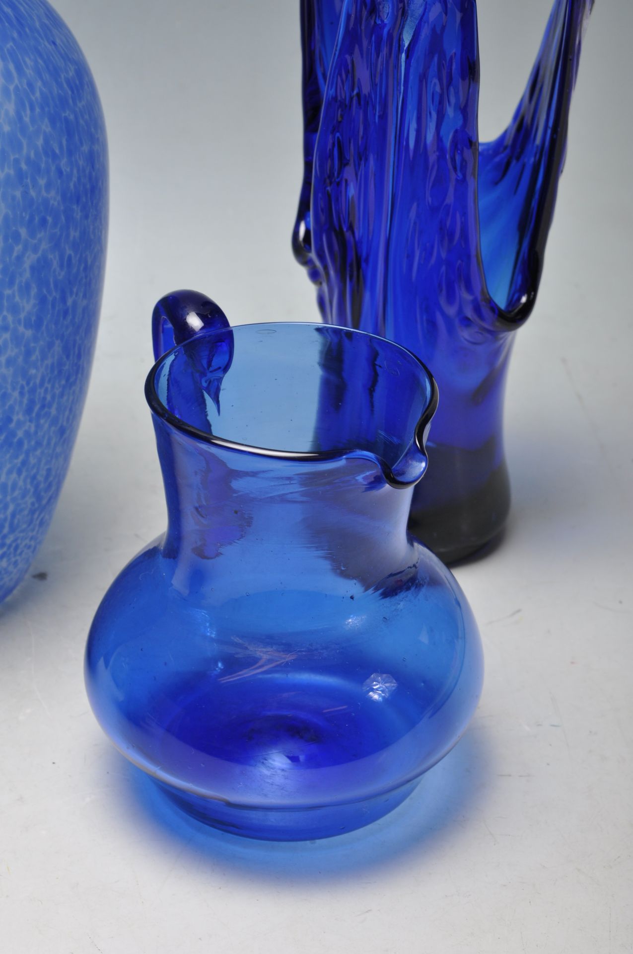 19TH CENTURY VICTORIAN AND 20TH CENTURY HAND-BLOWN COLOURED GLASS VASES - Bild 2 aus 9