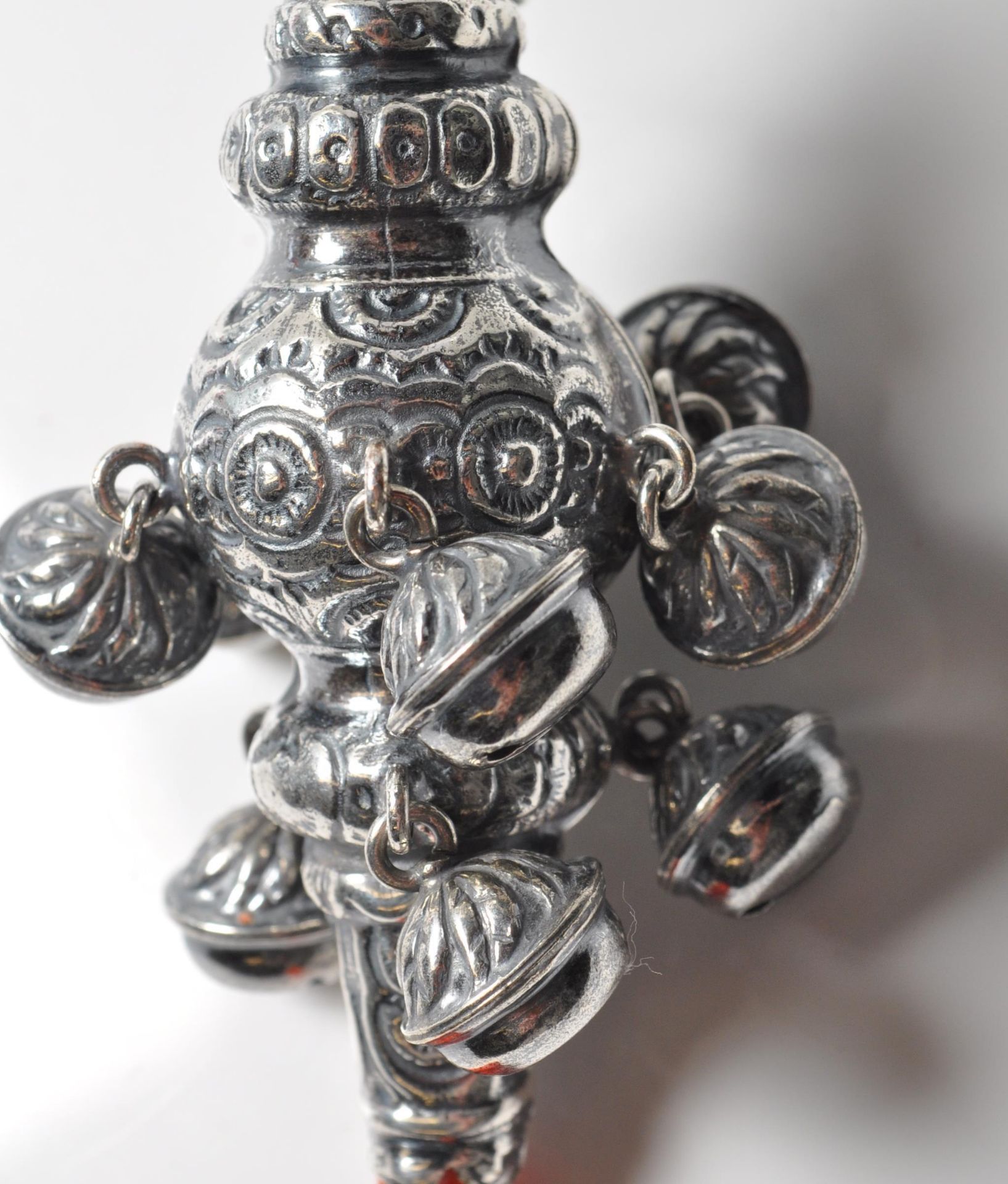 ANTIQUE STYLE REGENCY REVIVAL CONTINENTAL SILVER AND CORAL BABIES RATTLE. - Bild 3 aus 5