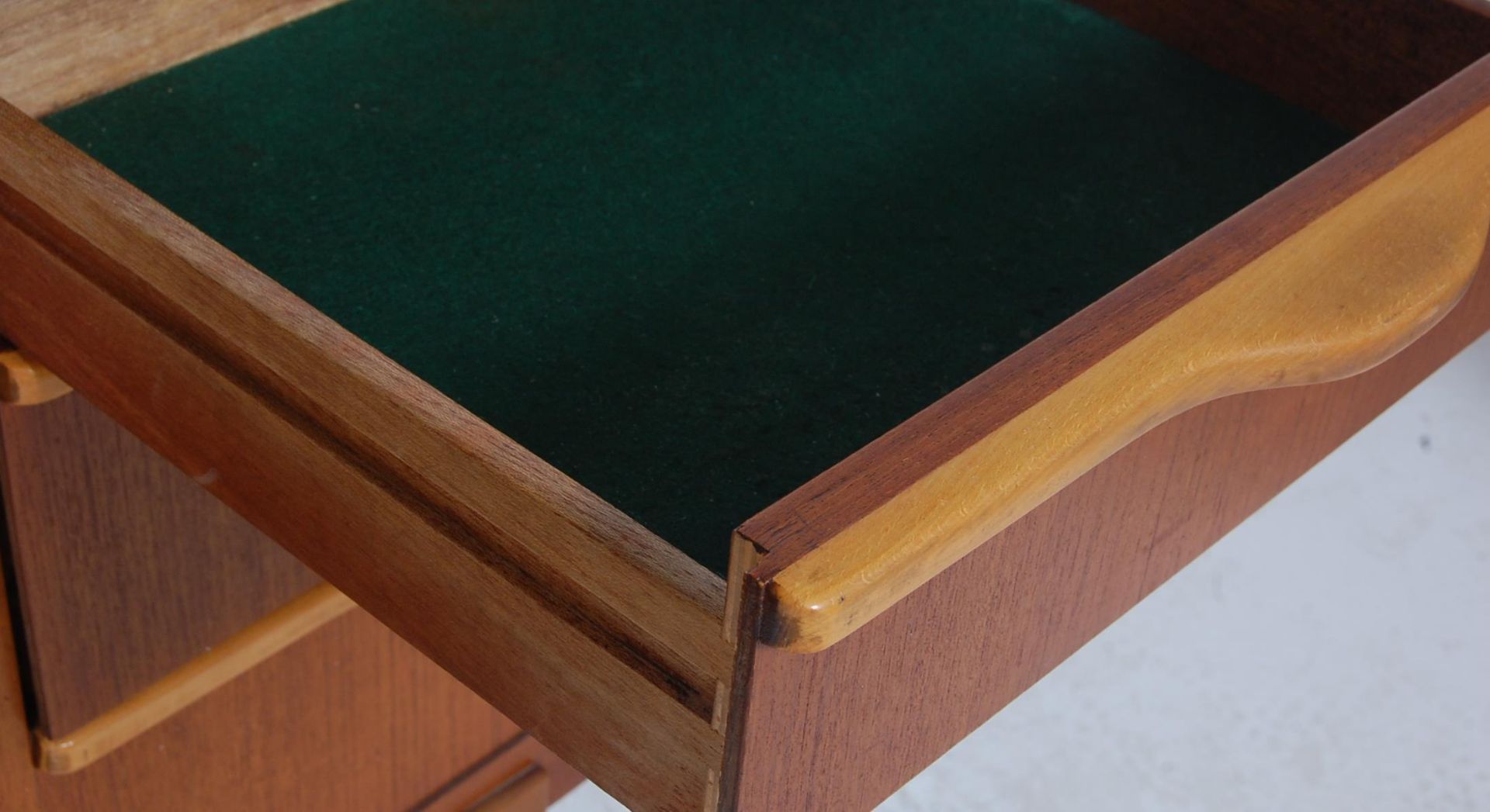 RETRO VINTAGE TEAK WOOD SIDEBOARD IN THE MANNER OF DUNVEGAN - - Bild 8 aus 11