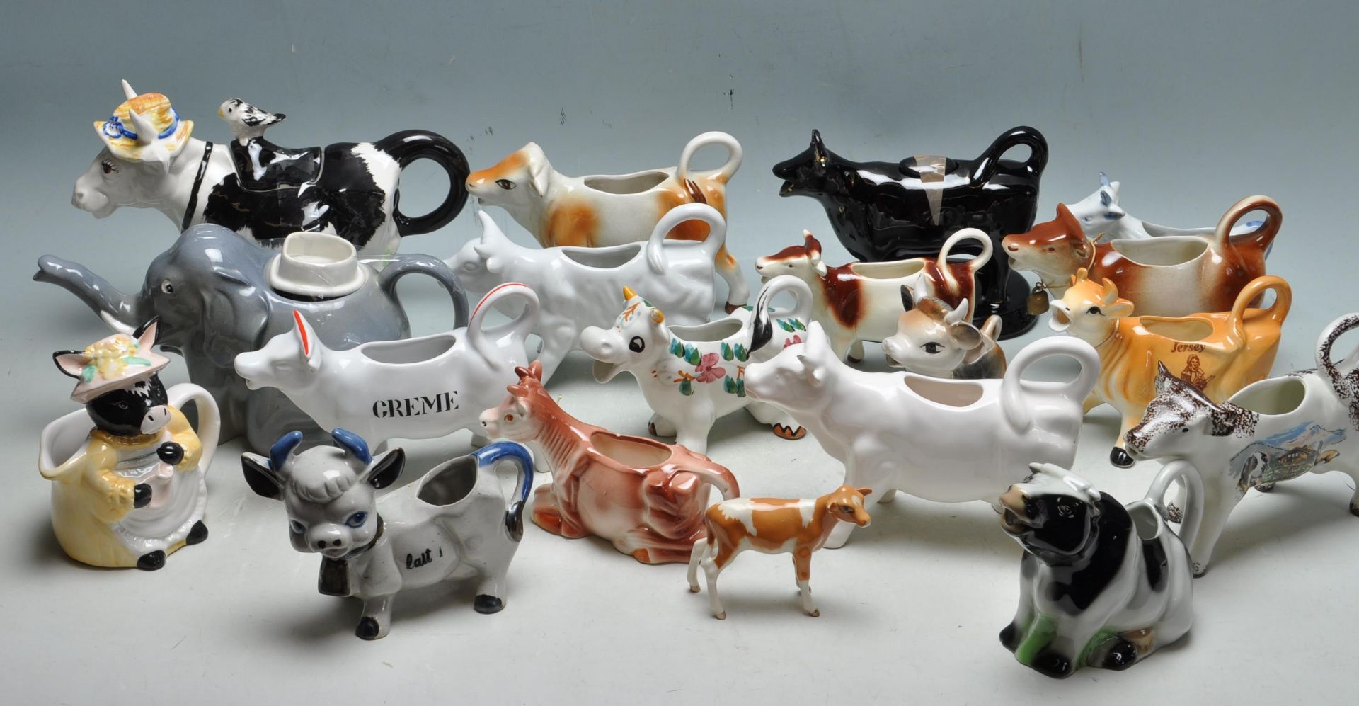 LARGE QUANTITY OF VINTAGE RETRO CERAMIC CREAMER JUGS IN A FORM OF COWS