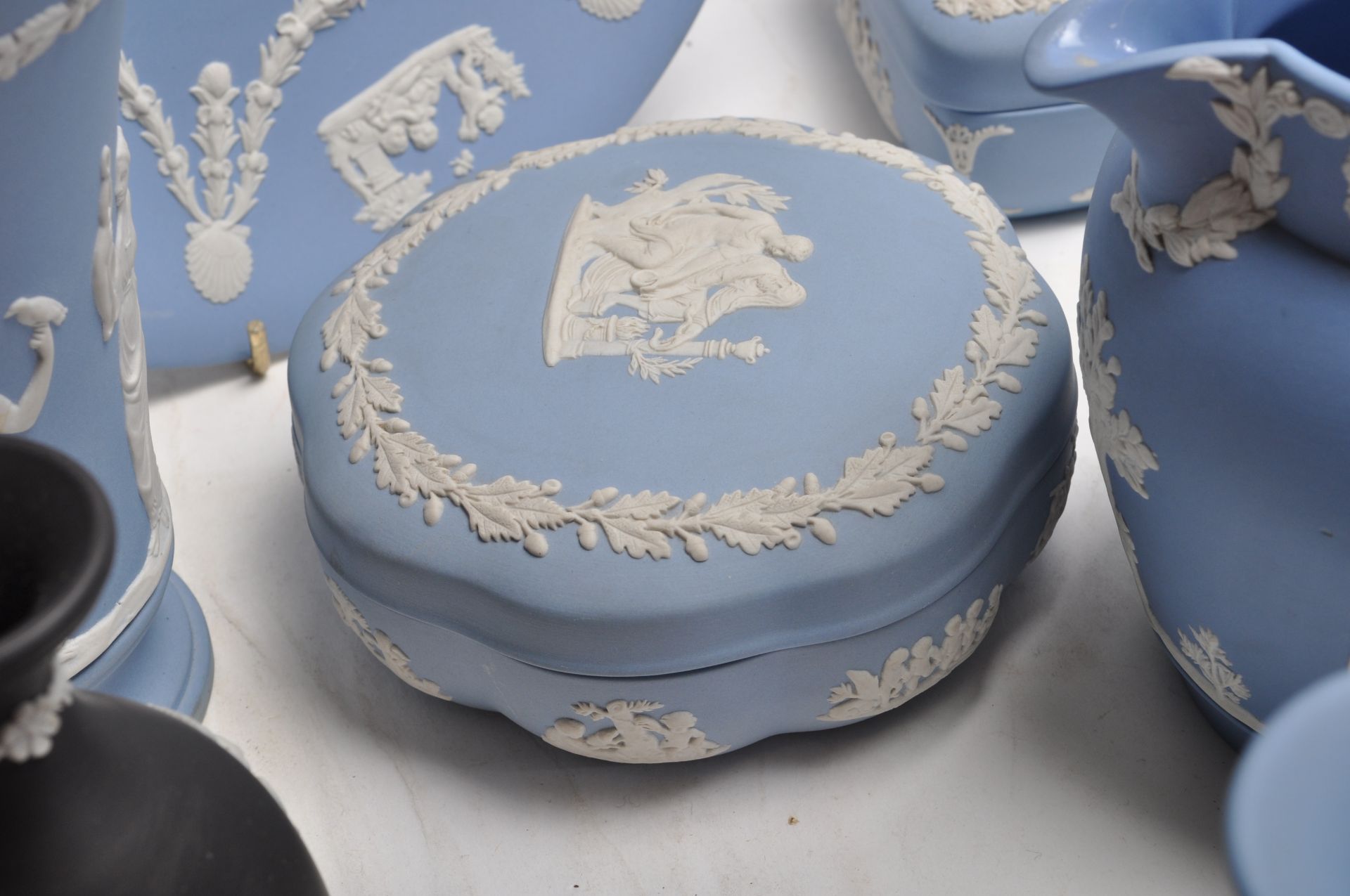 LARGE QUANTITY OF 20TH CENTURY WEDGWOOD JASPERWARE CERAMIC WARE - Bild 14 aus 18