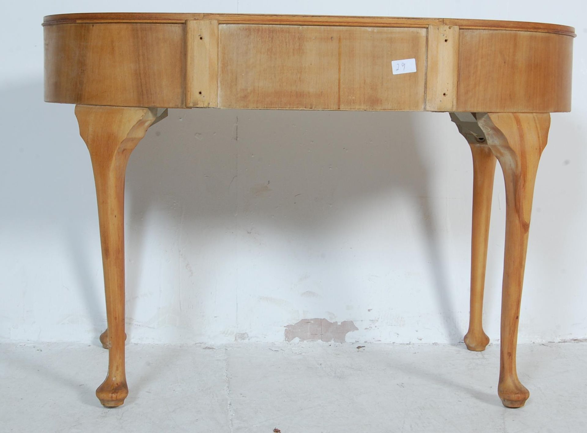 1950's QUEEN ANNE WALNUT KIDNEY SHAPE WRITING TABLE - Bild 5 aus 8