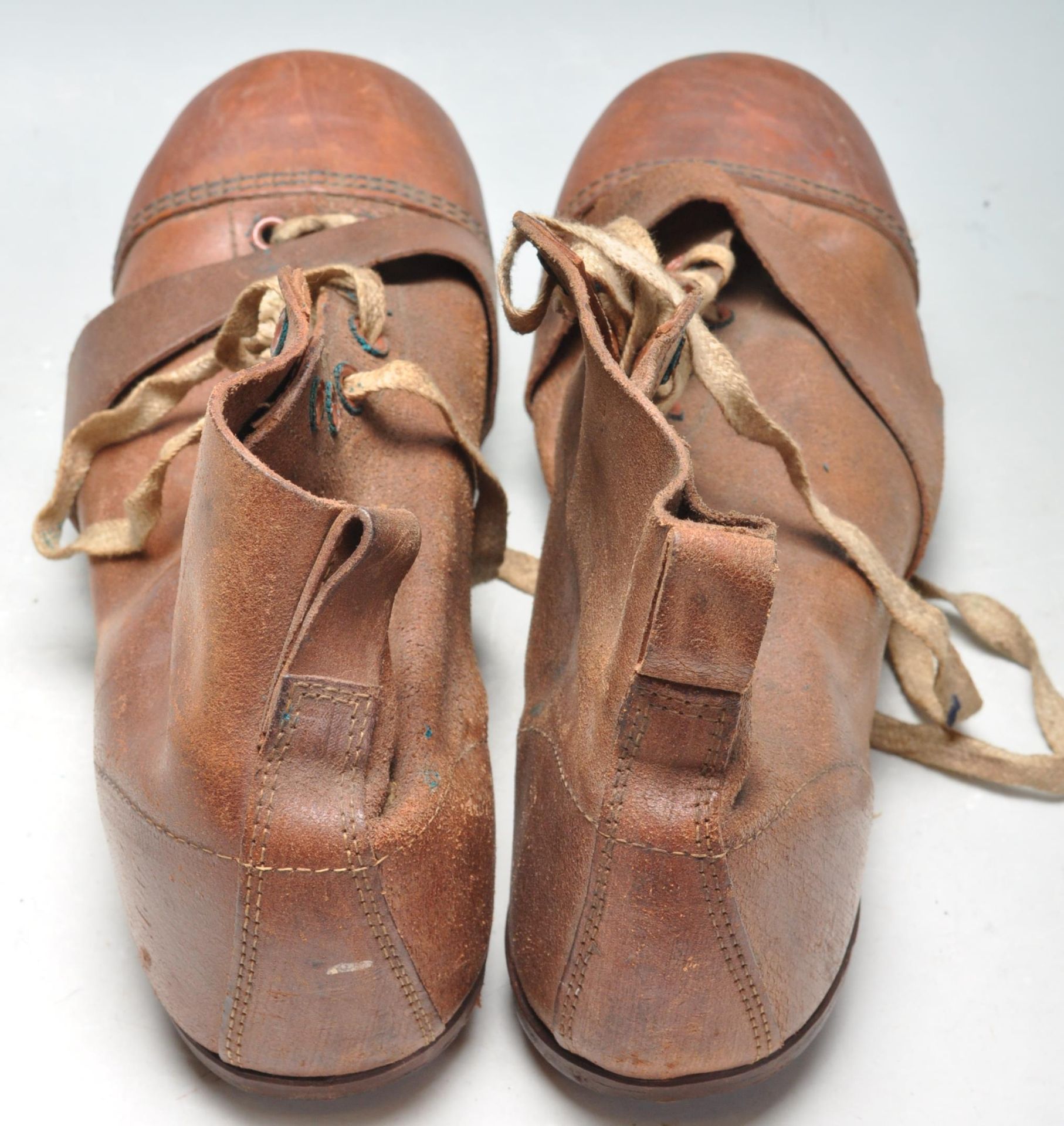 1930’S BROWN LEATHER FOOTBALL / EUGBY BOOTS - Bild 4 aus 6