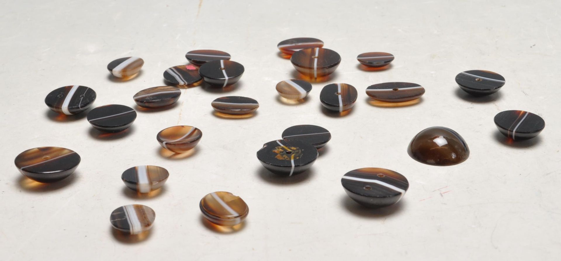 TWENTY FIVE VICTORIAN BANDED AGATE STONES - Bild 2 aus 7