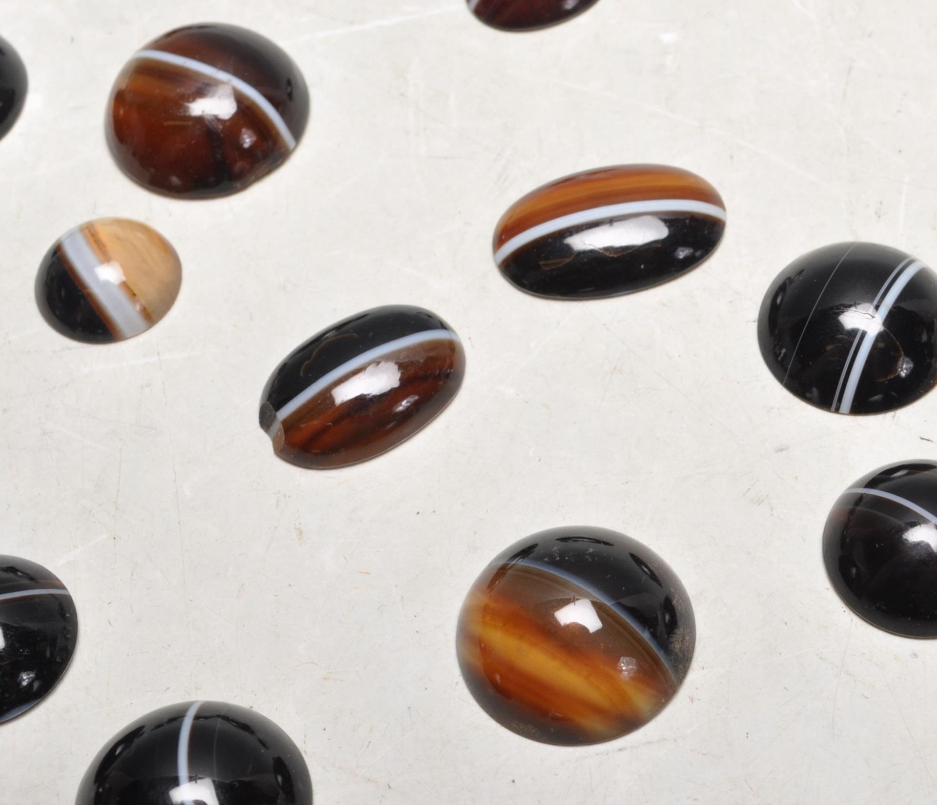 TWENTY FIVE VICTORIAN BANDED AGATE STONES - Bild 3 aus 7