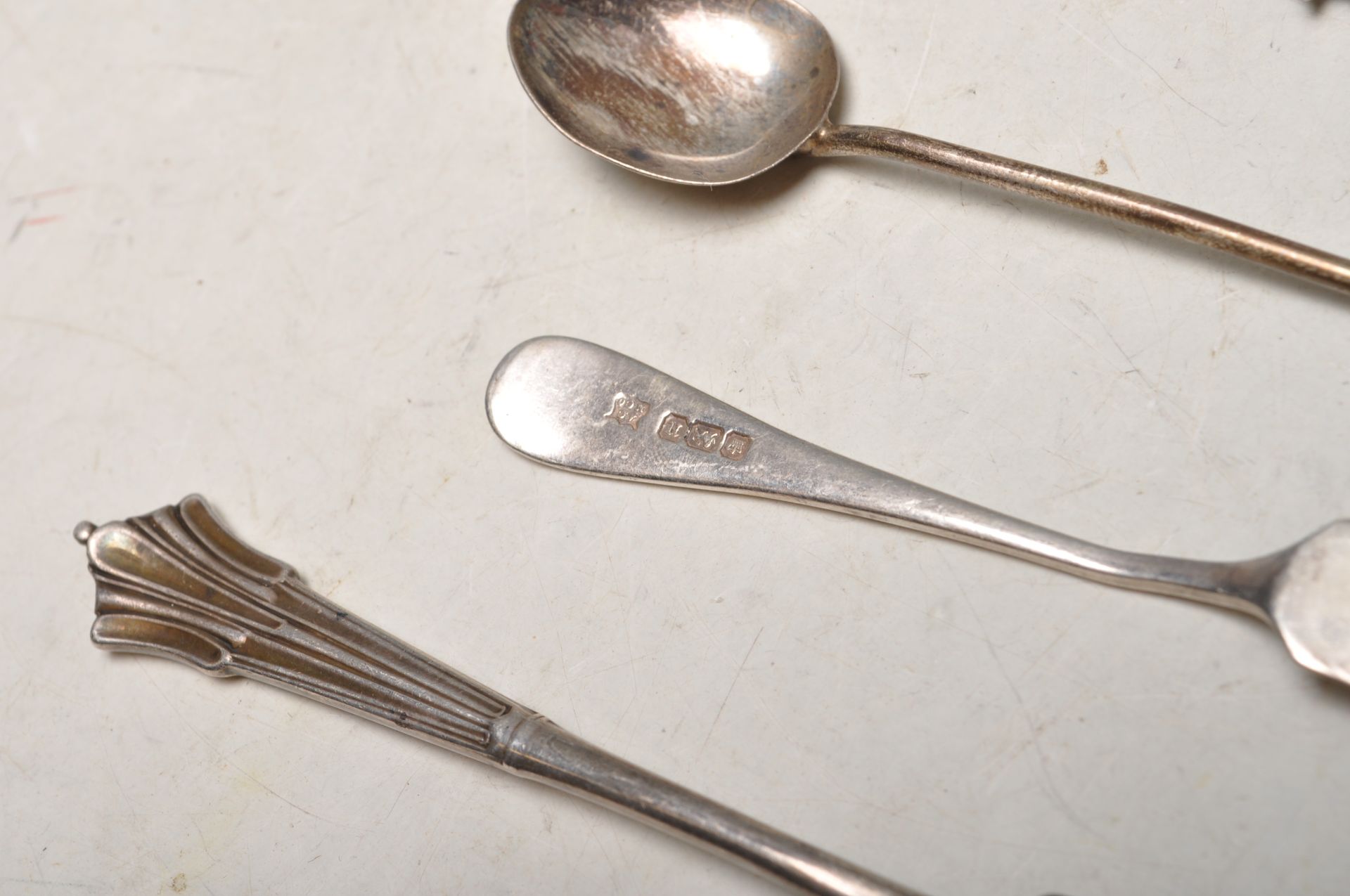 GROUP OF ANTQUE AND LATER SILVER FLATWARE - Bild 5 aus 7