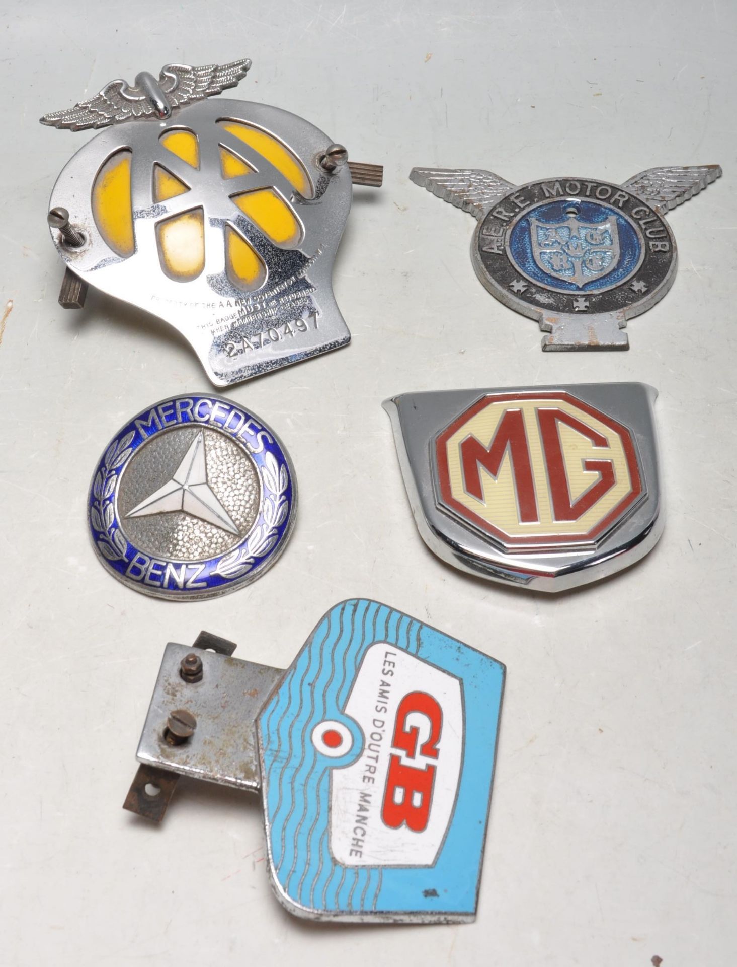 COLLECTION OF FIVE VINTAGE RETRO 20TH CENTURY CAR BADGES