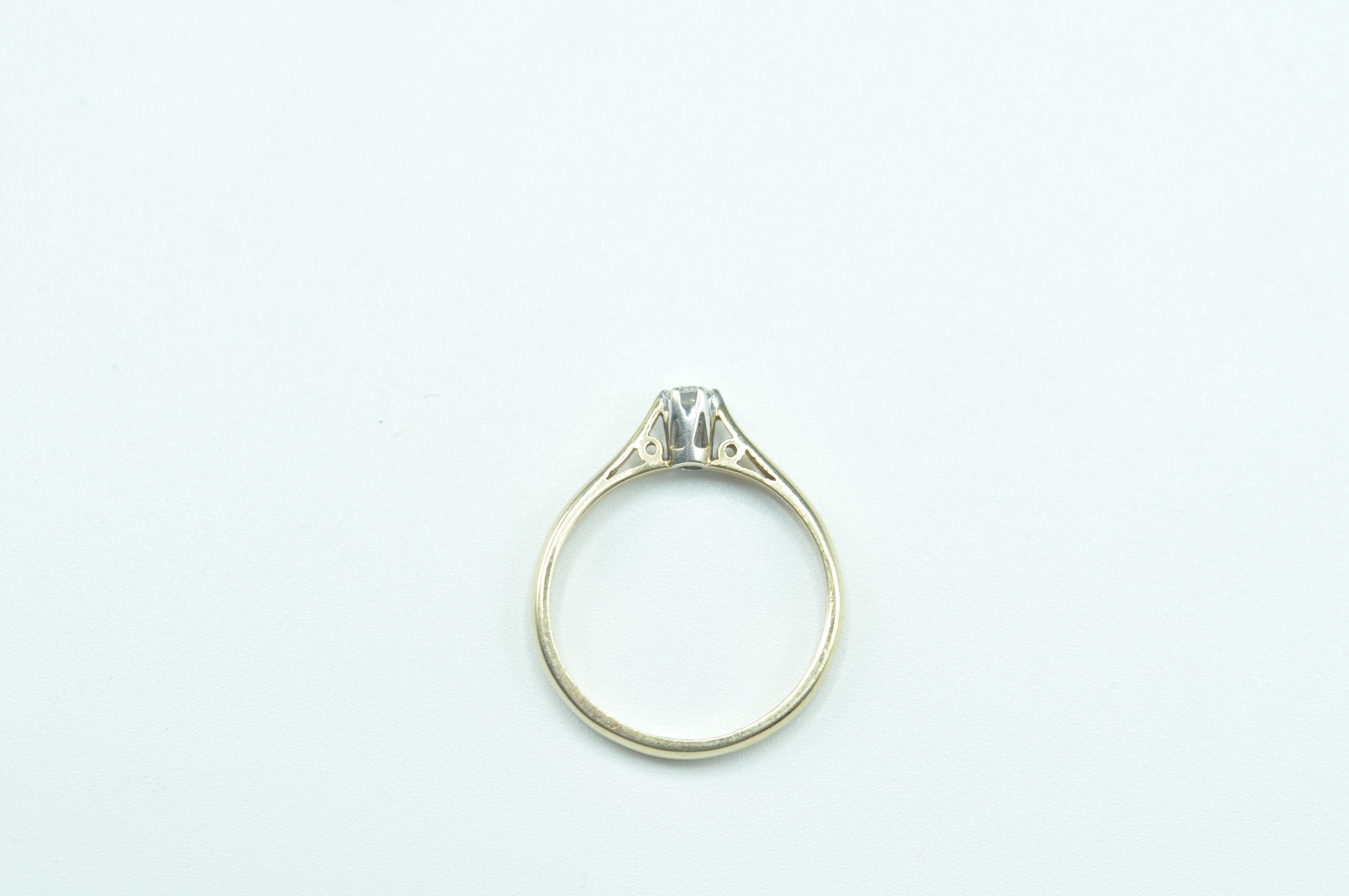 9CT GOLD AND WHITE STONE SOLITAIRE RING - Image 6 of 6