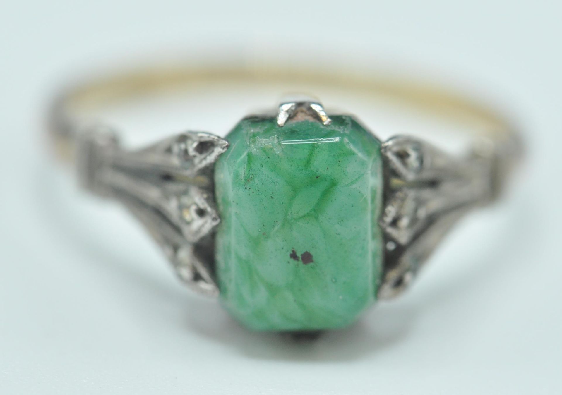 1930'S ART DECO 9CT GOLD GREEN STONE RING - Bild 4 aus 10