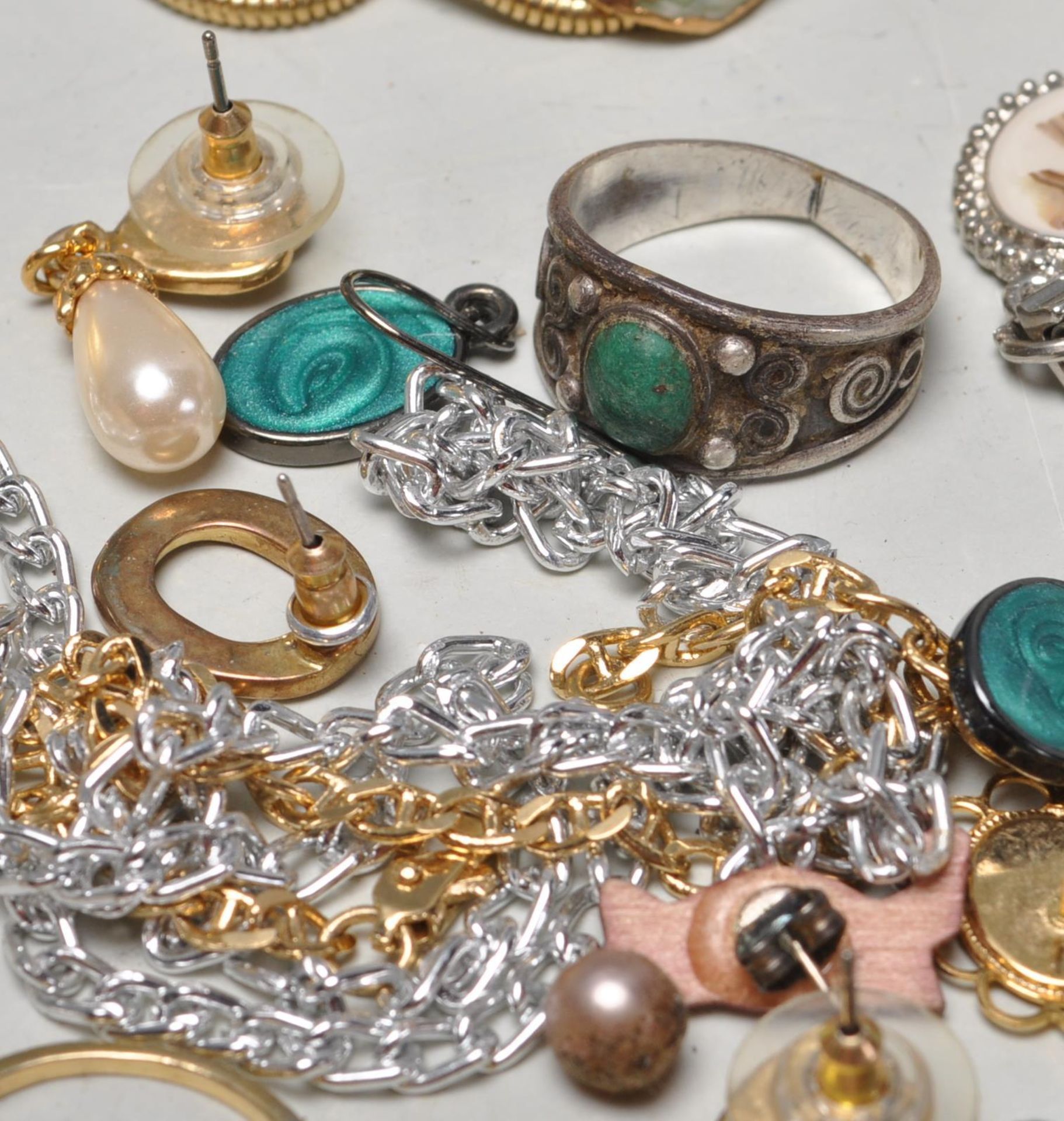 LARGE QUANTITY OF LATE 20TH CENTURY COSTUME JEWELLERY - Image 10 of 13