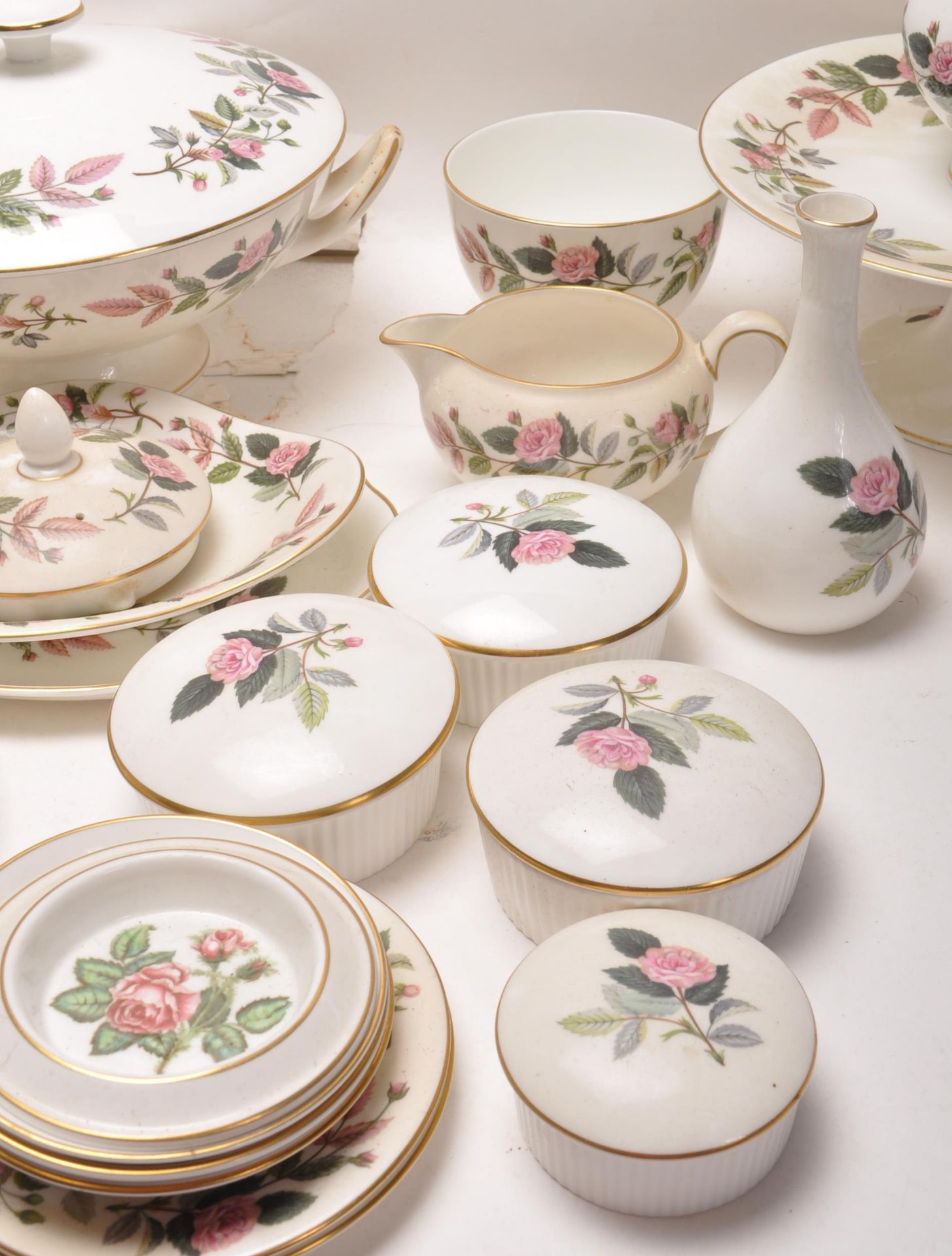 LARGE 20TH CENTURY WEDGEWOOD HATHAWAY ROSE TEA / DINNER SERVICE - Bild 5 aus 19